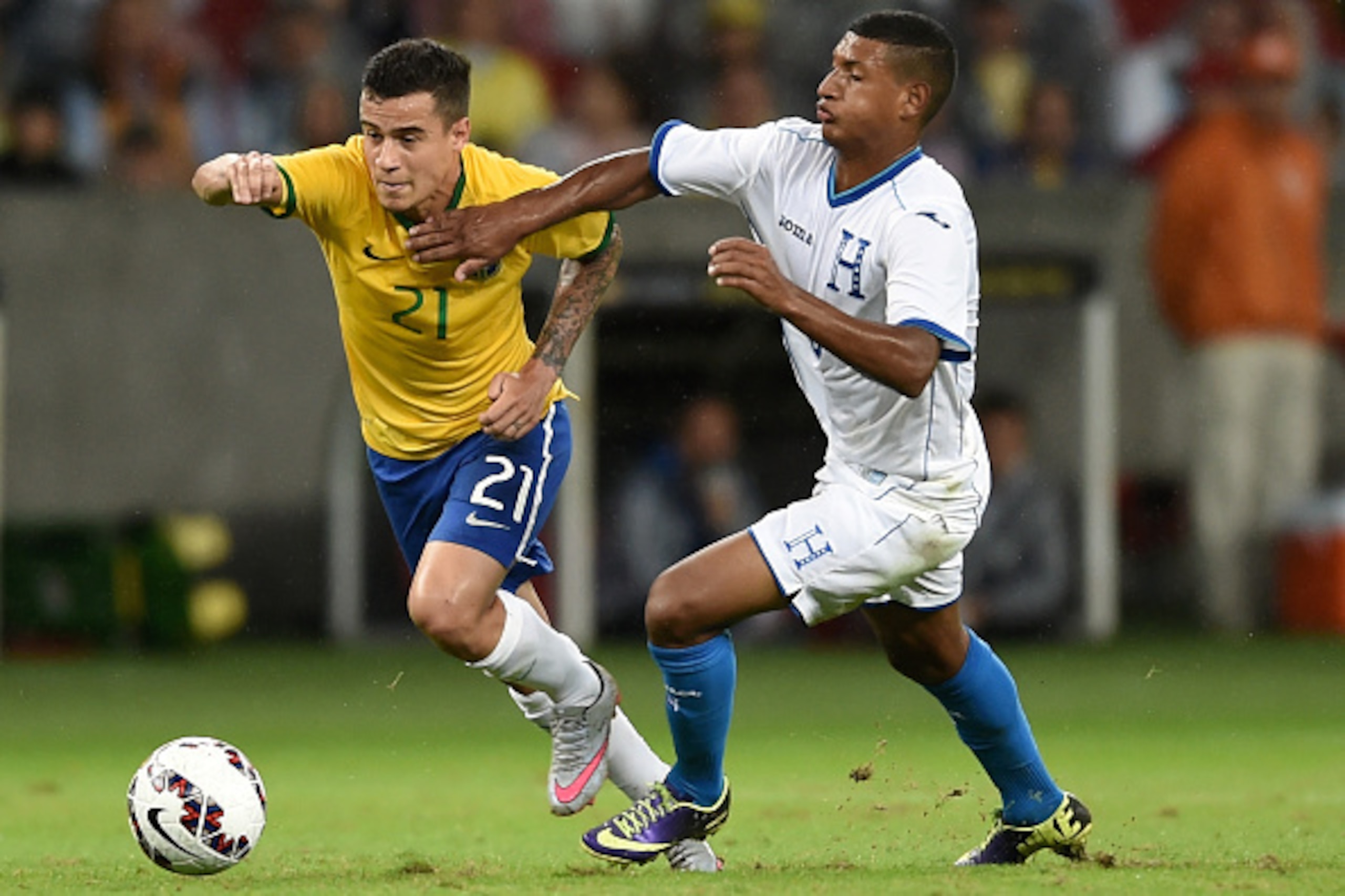 PORTO ALEGRE, BRAZIL - JUNE 10:  Phillipe Coutinho (C) of Brazil and Bryan Acosta of Honduras compete for the ball during the International Friendly Match between  Brazil and Honduras at Beira Rio Stadium on June 10, 2015 in Porto Alegre, Brazil.  (Photo 