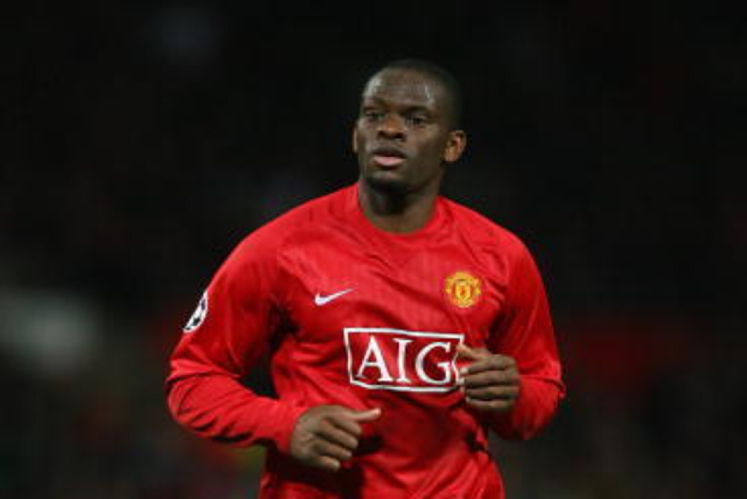 MANCHESTER, UNITED KINGDOM - NOVEMBER 27:  Louis Saha of Manchester United in action during the UEFA Champions League Group F match between Manchester United and Sporting Lisbon at Old Trafford on November 27, 2007 in Manchester, England. (Photo by Alex L