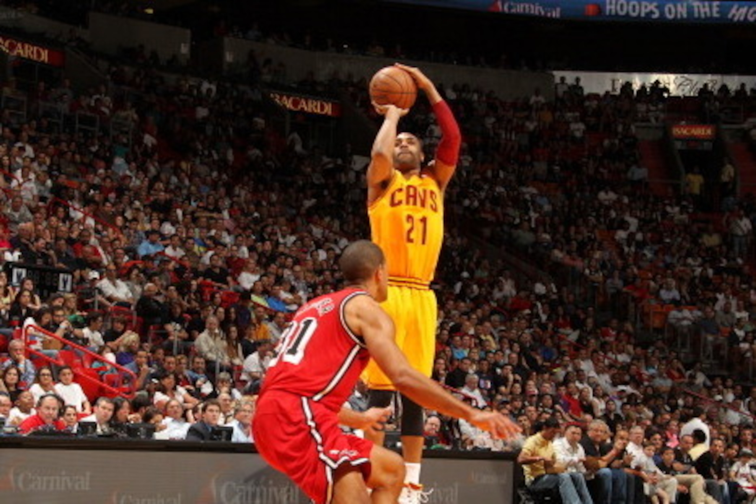 MIAMI, FL - FEBRUARY 24:  Wayne Ellington #21 of the Cleveland Cavaliers goes for a jump shot during a game between the Cleveland Cavaliers and the Miami Heat on February 24, 2013 at American Airlines Arena in Miami, Florida. NOTE TO USER: User expressly 