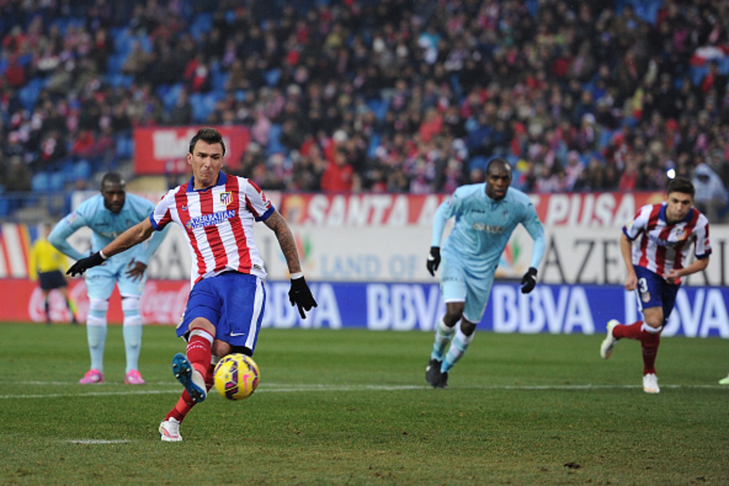 MADRID, SPAIN - JANUARY 18:  Mario Mandzukic of Club Atletico de Madrid scores from the penalty spot during the La Liga match between Club Atletico de Madrid and Granada CF  at Vicente Calderon Stadium on January 18, 2015 in Madrid, Spain.  (Photo by Deni