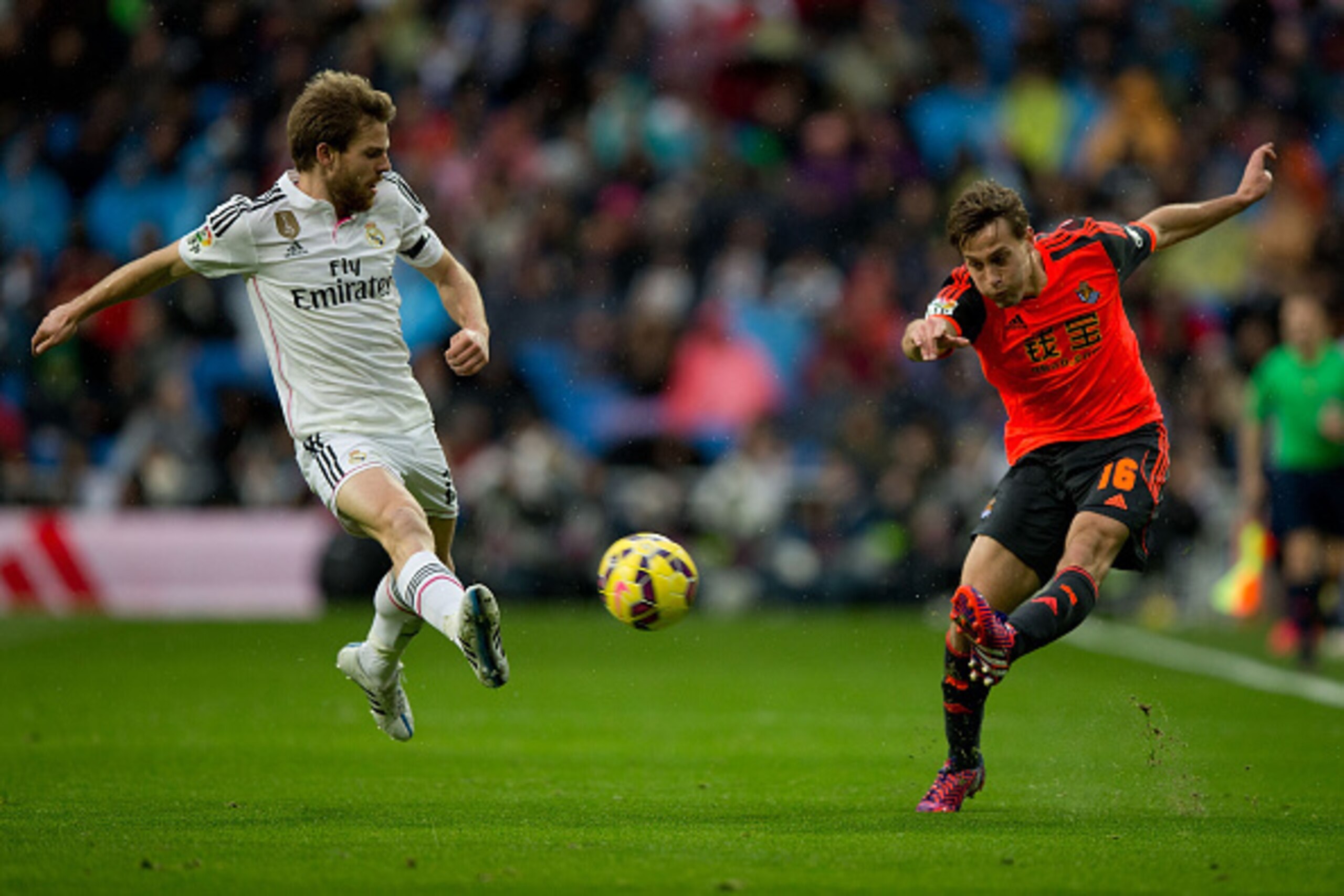 MADRID, SPAIN - JANUARY 31: Sergio Canales (R) Real Sociedad de Futbol competes for the ball with Asier Illarramendi (L) of Real Madrid CF during the La Liga match between Real Madrid CF and Real Sociedad de Futbol at Estadio Santiago Bernabeu on January 