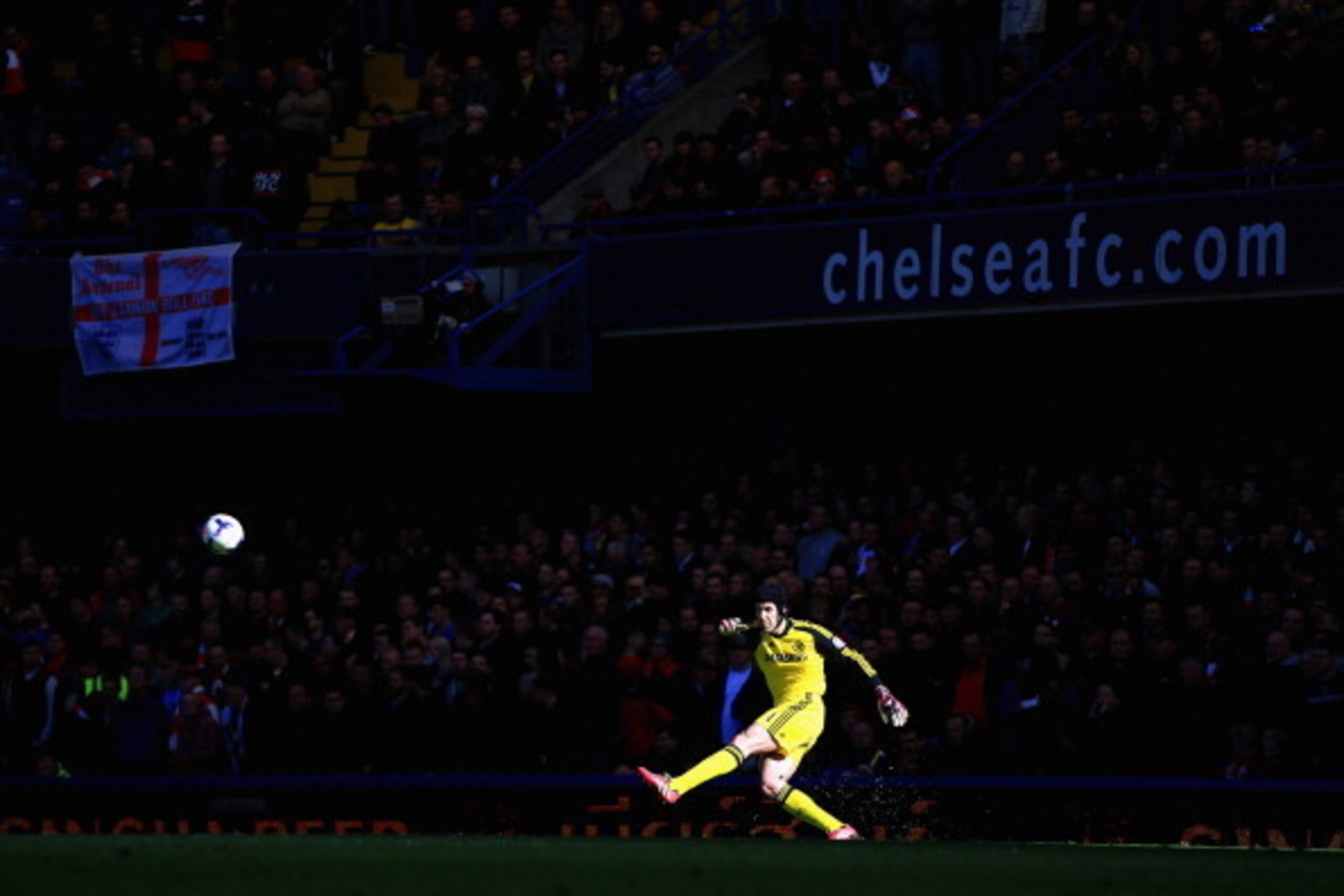 LONDON, ENGLAND - MARCH 22:  Petr Cech of Chelsea takes a goal kick during the Barclays Premier League match between Chelsea and Arsenal at Stamford Bridge on March 22, 2014 in London, England.  (Photo by Richard Heathcote/Getty Images)