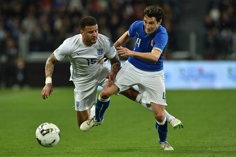 TURIN, ITALY - MARCH 31:  Matteo Darmian (R) of Italy competes with Kyle Walker of England during the international friendly match between Italy and England on March 31, 2015 in Turin, Italy.  (Photo by Valerio Pennicino/Getty Images)