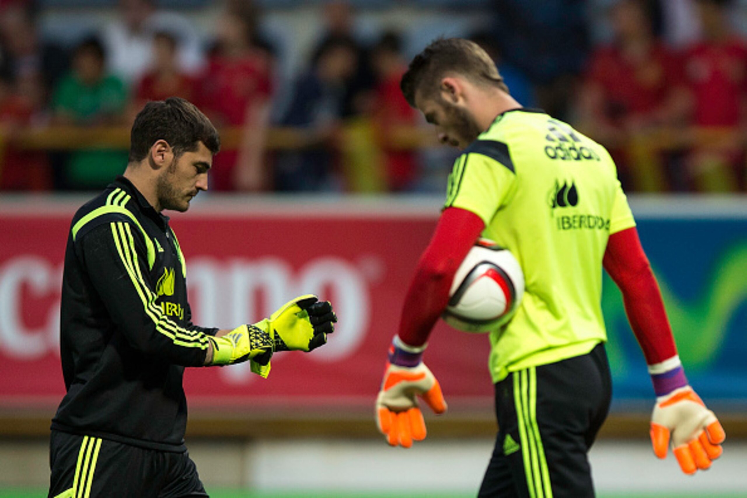 LEON, SPAIN - JUNE 11:  goalkeeper Iker Casillas (L) of Spain crosses with his teammate goalkeeper David de Gea (R) during their warming up prior to start the international friendly match between Spain and Costa Rica at Reino de Leon Stadium on June 11, 2