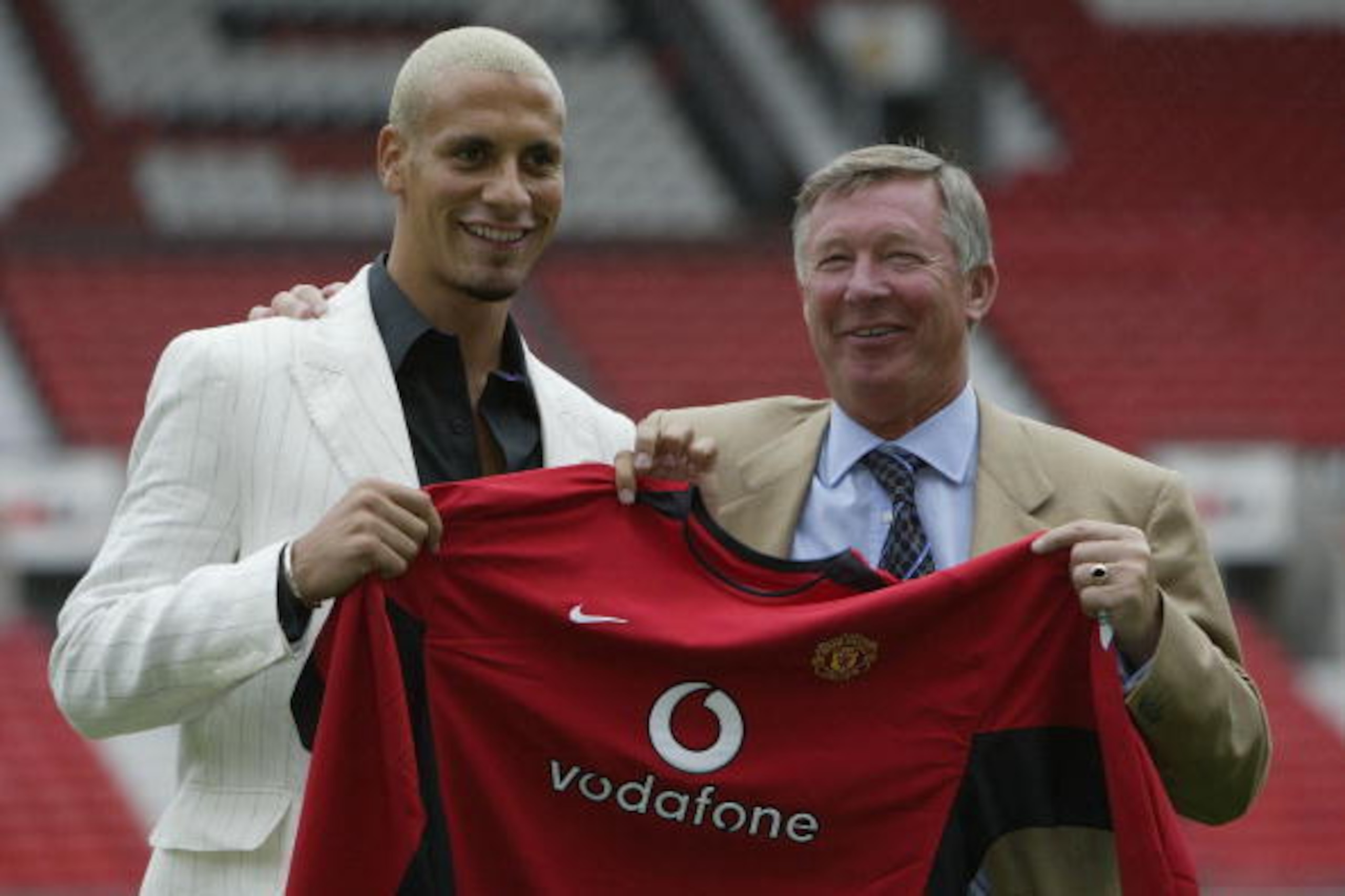 MANCHESTER - JULY 22: Alex Ferguson, the manager of Manchester United, shares a laugh with new signing Rio Ferdinand at a press conference at Old Trafford, Manchester, England on July 22, 2002. (Photo by Alex Livesey/Getty Images) MANCHESTER - JULY 22: Alex Ferguson, the manager of Manchester United, shares a laugh with new signing Rio Ferdinand at a press conference at Old Trafford, Manchester, England on July 22, 2002. (Photo by Alex Livesey/Getty Images)