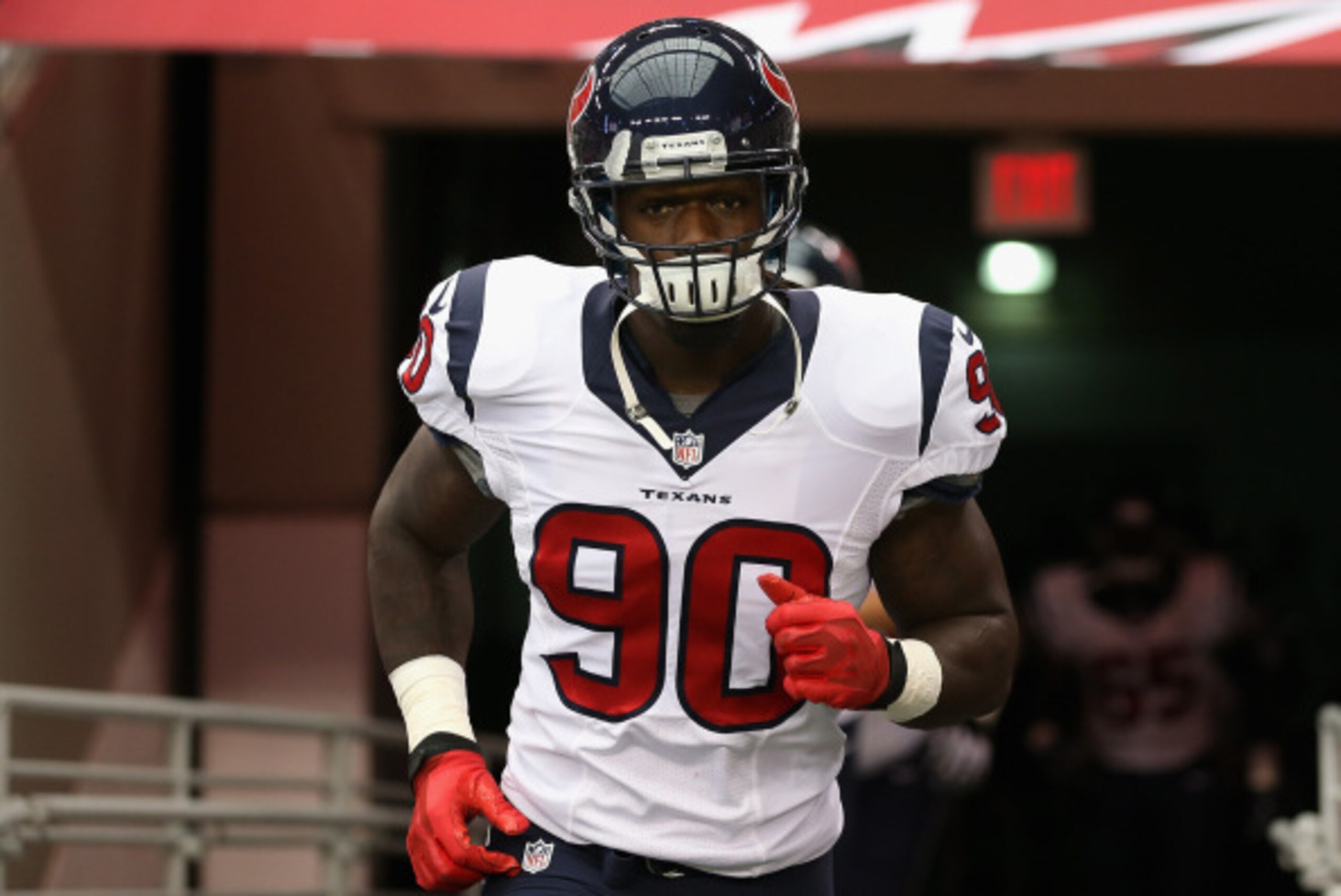 GLENDALE, AZ - AUGUST 09:  Linebacker Jadeveon Clowney #90 of the Houston Texans runs out onto the field before the preseason NFL game against the Arizona Cardinals at the University of Phoenix Stadium on August 9, 2014 in Glendale, Arizona.  (Photo by Ch