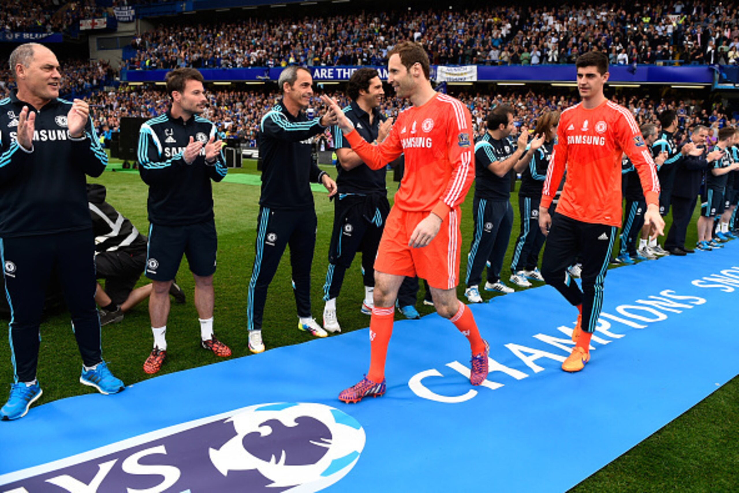 LONDON, ENGLAND - MAY 24:  Goalkeepers Petr Cech and Thibaut Courtois of Chelsea celebrate after the Barclays Premier League match between Chelsea and Sunderland at Stamford Bridge on May 24, 2015 in London, England. Chelsea were crowned Premier League ch