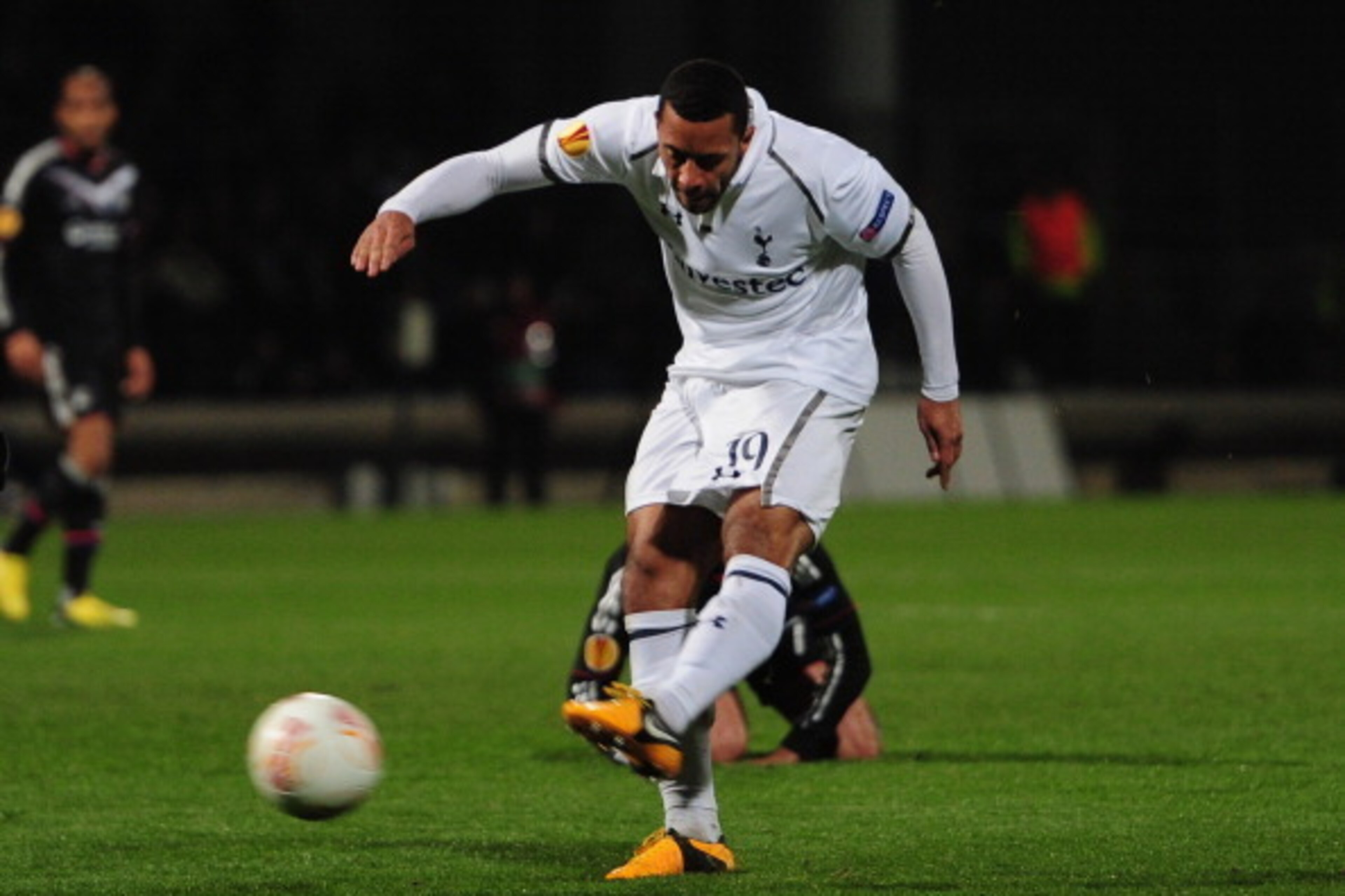 LYON, FRANCE - FEBRUARY 21:  Mousa Dembele of Spurs scores his goal during the UEFA Europa League Round of 32, second leg match between Olympique Lyonnais and Tottenham Hotspur FC at Stade de Gerland on February 21, 2013 in Lyon, France.  (Photo by Jamie 