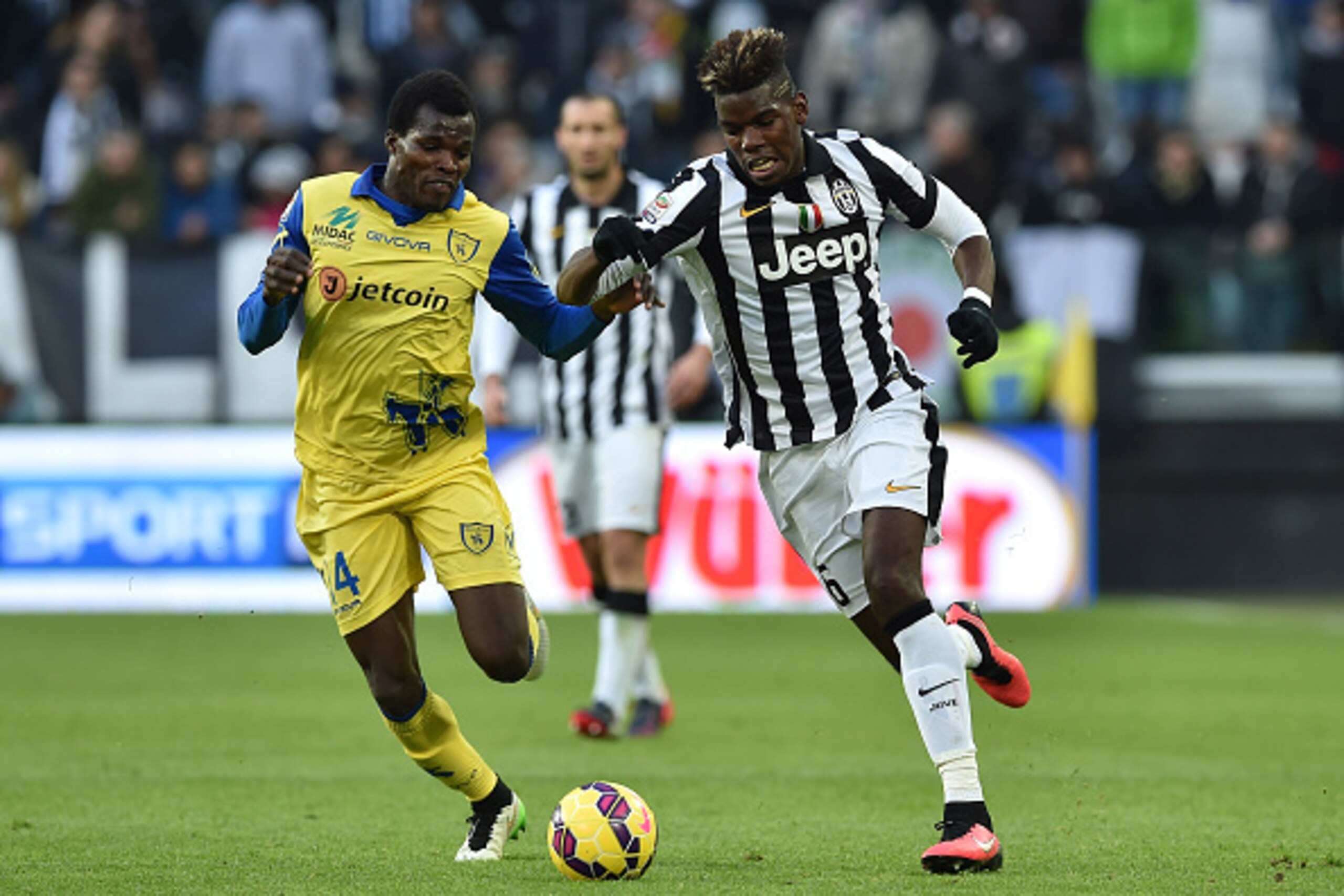 TURIN, ITALY - JANUARY 25: Paul Pogba (R) of Juventus FC in action against Isaac Cofie of AC Chievo Verona during the Serie A match between Juventus FC and AC Chievo Verona at Juventus Arena on January 25, 2015 in Turin, Italy. (Photo by Valerio Pennici TURIN, ITALY - JANUARY 25: Paul Pogba (R) of Juventus FC in action against Isaac Cofie of AC Chievo Verona during the Serie A match between Juventus FC and AC Chievo Verona at Juventus Arena on January 25, 2015 in Turin, Italy. (Photo by Valerio Pennici