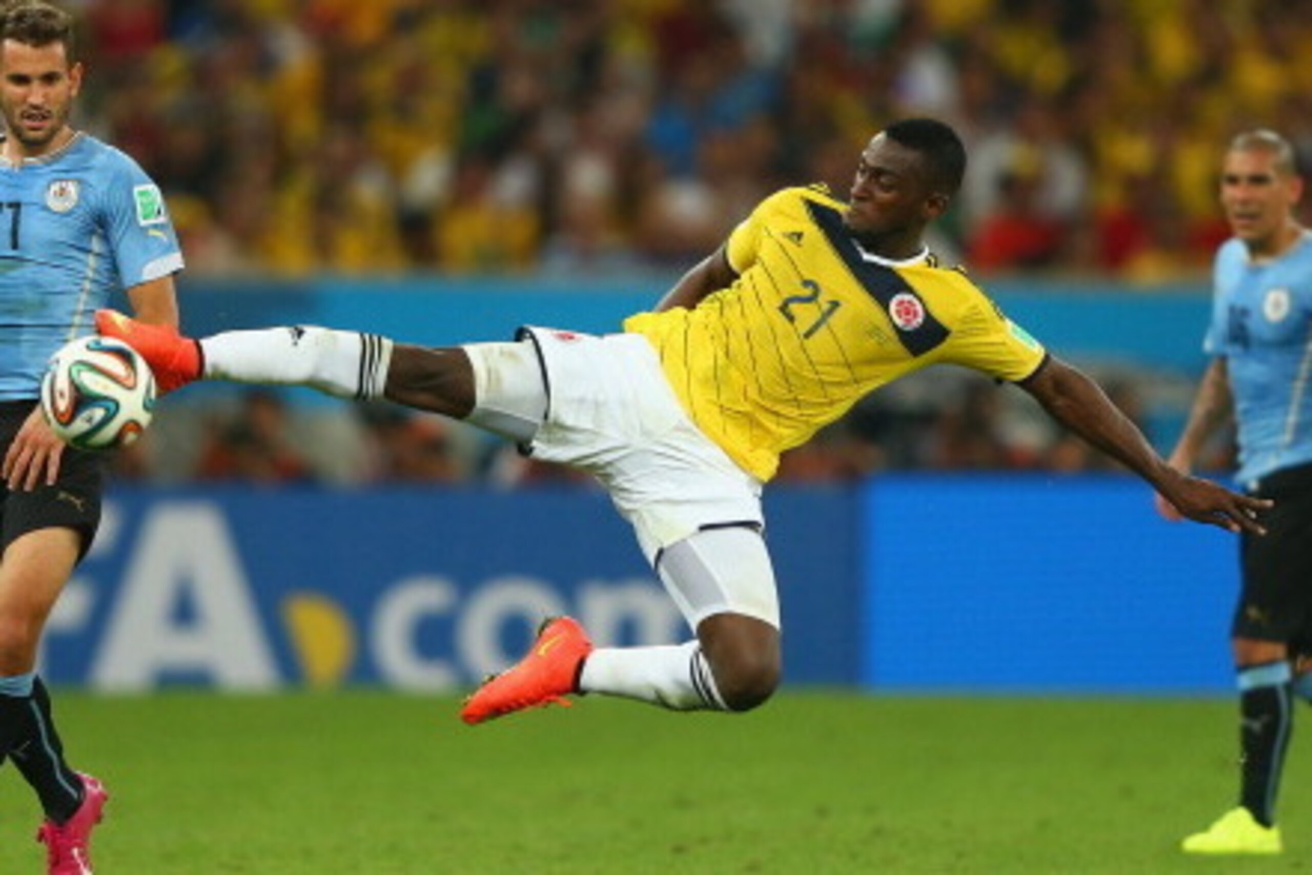 RIO DE JANEIRO, BRAZIL - JUNE 28:  Jackson Martinez of Colombia controls the ball as Christian Stuani of Uruguay looks on during the 2014 FIFA World Cup Brazil round of 16 match between Colombia and Uruguay at Maracana on June 28, 2014 in Rio de Janeiro, 