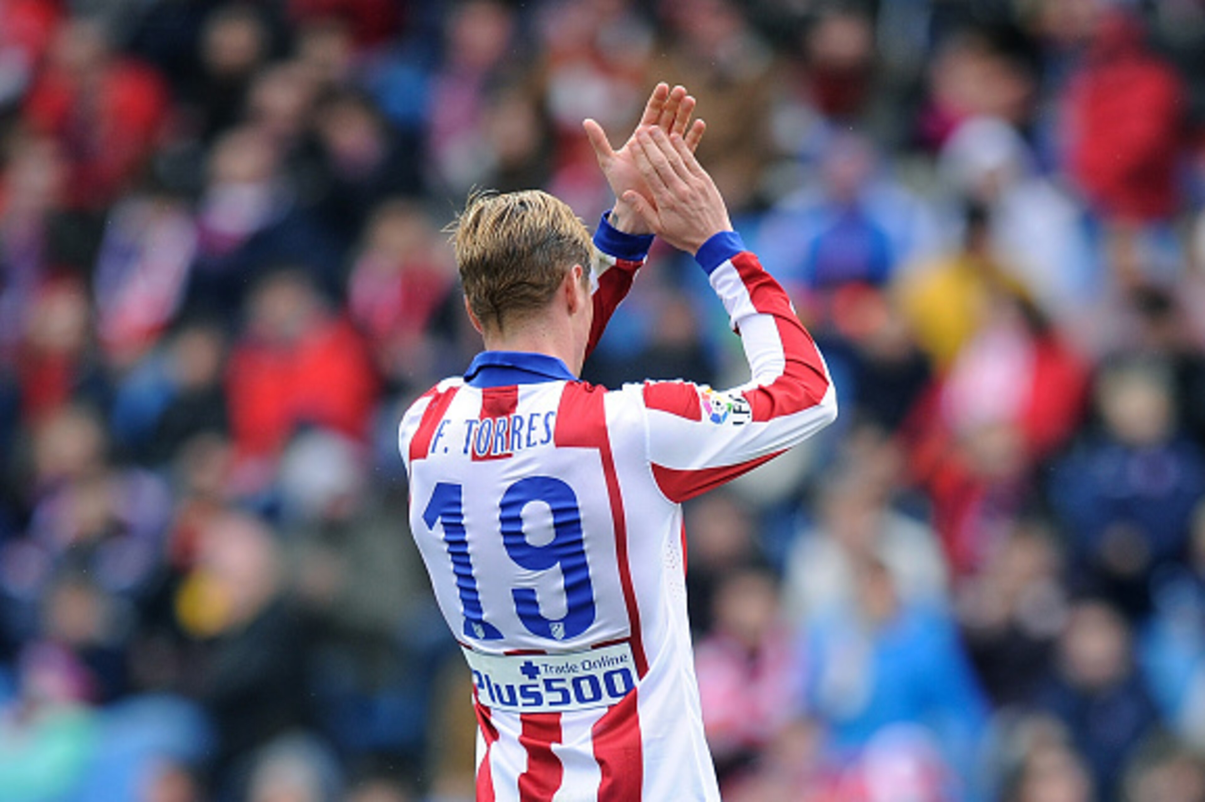 MADRID, SPAIN - MARCH 21:  Fernando Torres of Club Atletico de Madrid applauds fans after he is substituted late in the 2nd half of the La Liga match between Club Atletico de Madrid and Getafe CF at Vicente Calderon Stadium on March 21, 2015 in Madrid, Sp