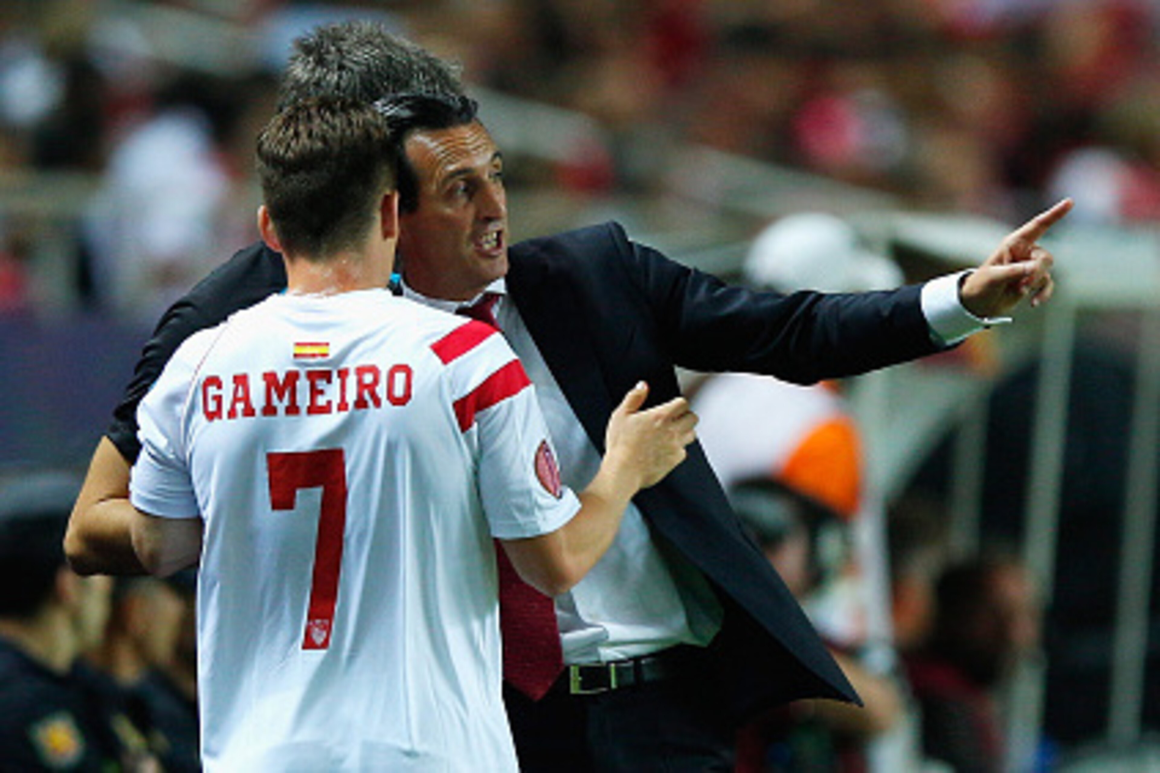 SEVILLE, SPAIN - MAY 07: Unai Emery, coach of Sevilla talks to Kevin Gameiro of Sevilla during the UEFA Europa League Semi Final first leg match between FC Sevilla and ACF Fiorentina at Estadio Ramon Sanchez Pizjuan on May 7, 2015 in Seville, Spain.  (Pho