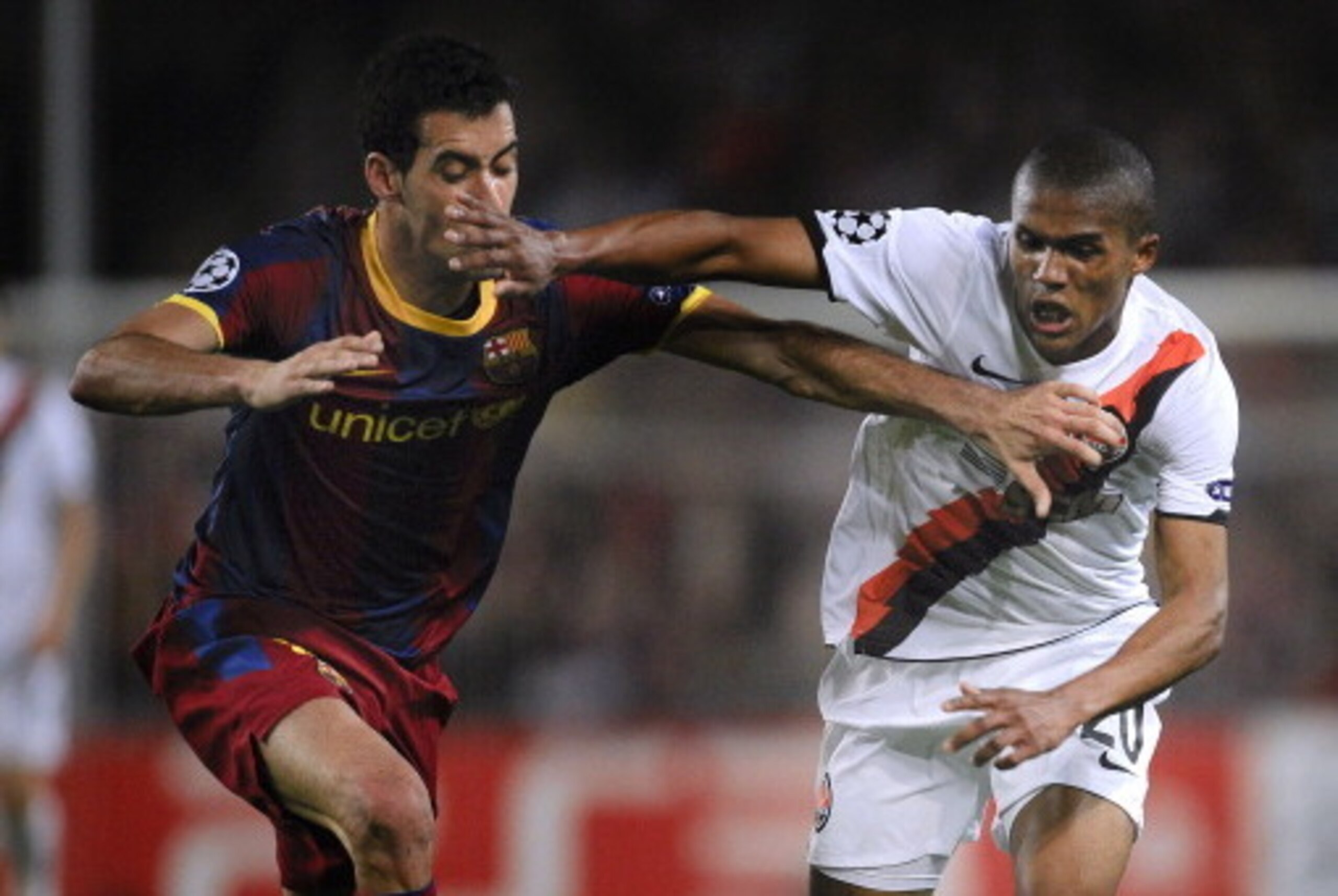 BARCELONA, SPAIN - APRIL 06:  Sergio Busquets of FC Barcelona (L) fights for the ball against Douglas Costa of Shakhtar Donetsk during the UEFA Champions League quarter final first leg match between Barcelona and Shakhtar Donetsk at the Camp Nou Stadium o