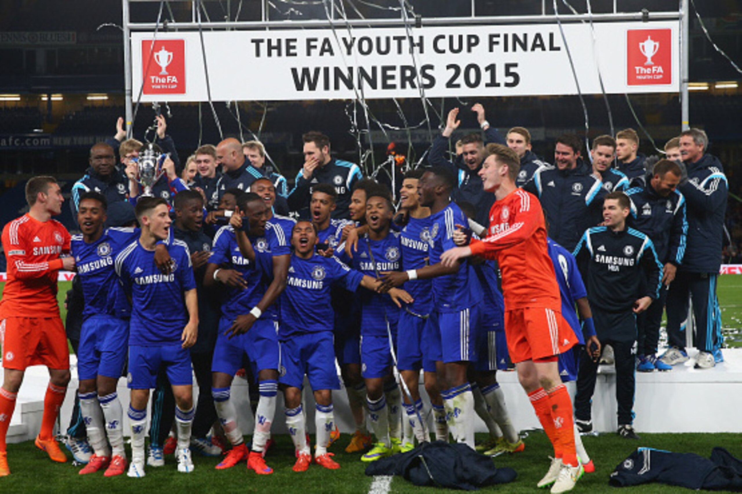LONDON, ENGLAND - APRIL 27:  Chelsea players celebrate with the trophy after winning the FA Youth Cup Fina, Second Leg match between Chelsea and Manchester City at Stamford Bridge on April 27, 2015 in London, England.  (Photo by Ian Walton/Getty Images)
