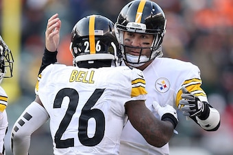 CINCINNATI, OH - DECEMBER 7:  Ben Roethlisberger #7 of the Pittsburgh Steelers congratulates Le'Veon Bell #26 of the Pittsburgh Steelers after scoring a touchdown during the fourth quarter of the game against the Cincinnati Bengals at Paul Brown Stadium o
