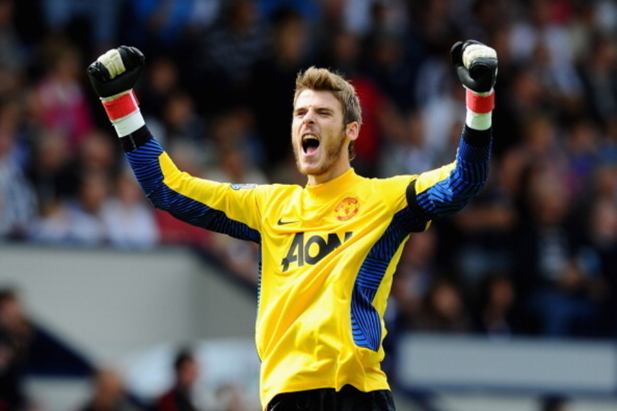 WEST BROMWICH, ENGLAND - AUGUST 14: David De Gea of Manchester United celebrates the goal scored by Wayne Rooney during the Barclays Premier League match between West Bromwich Albion and Manchester United at The Hawthorns on August 14, 2011 in West Bromwi