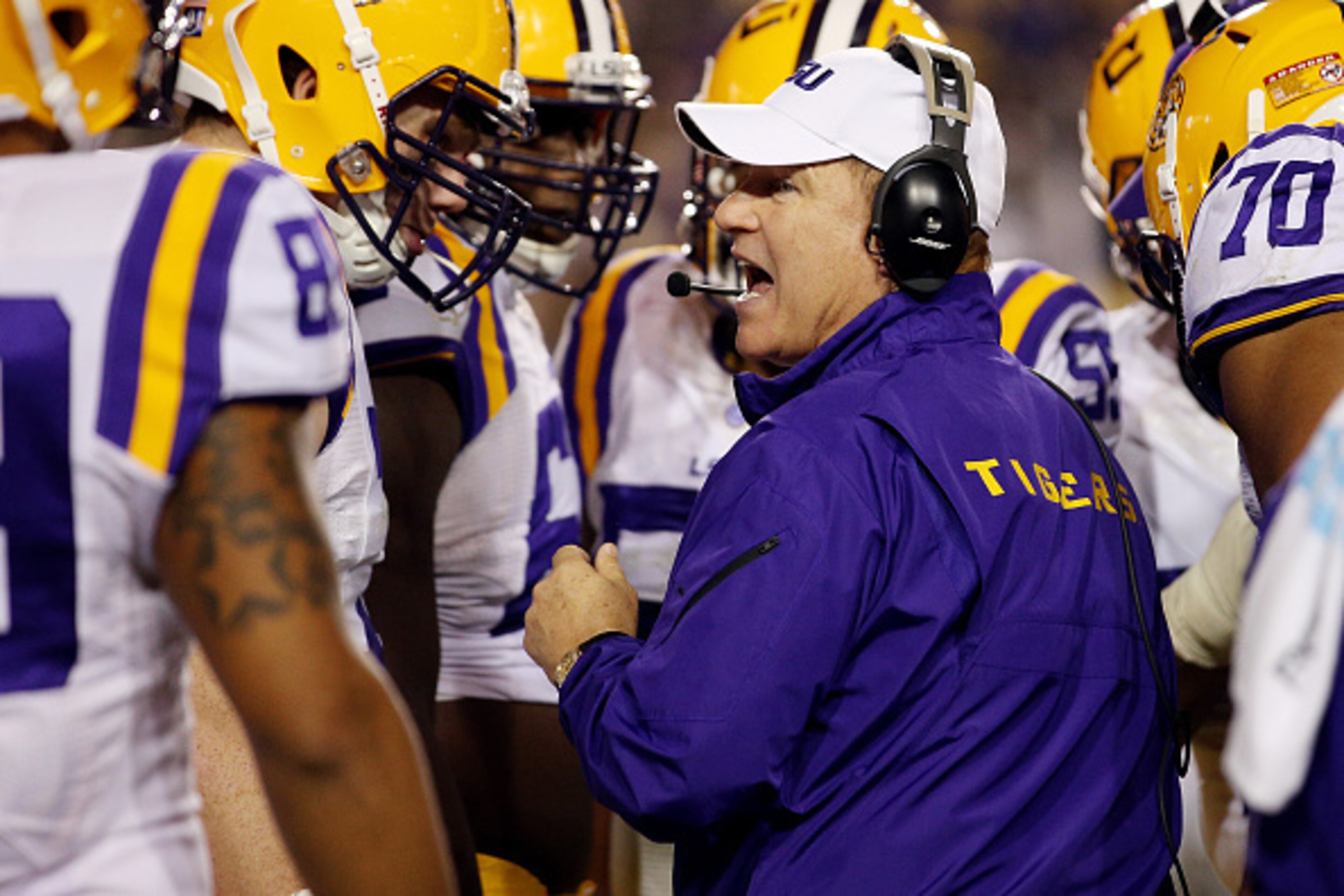 BATON ROUGE, LA - NOVEMBER 08:  Head coach Les Miles of the LSU Tigers speaks with his team on the sideline against the Alabama Crimson Tide during a game at Tiger Stadium on November 8, 2014 in Baton Rouge, Louisiana.  (Photo by Chris Graythen/Getty Imag