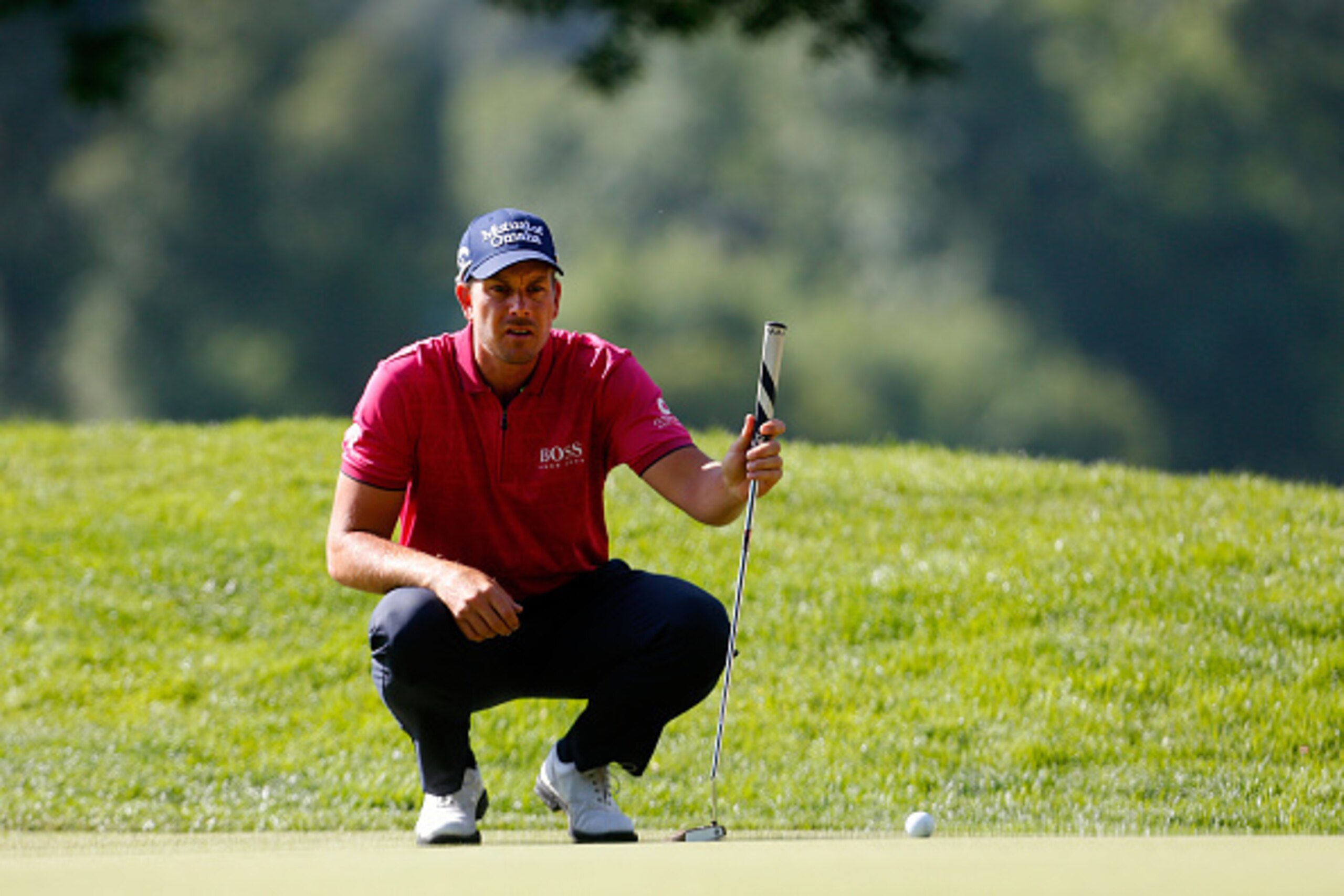 MUNICH, GERMANY - JUNE 25: Henrik Stenson of Sweden lines-up a putt during the BMW International Open day one at the Eichenried Golf Club on June 25, 2015 in Munich, Germany. (Photo by Paul Thomas/Getty Images)