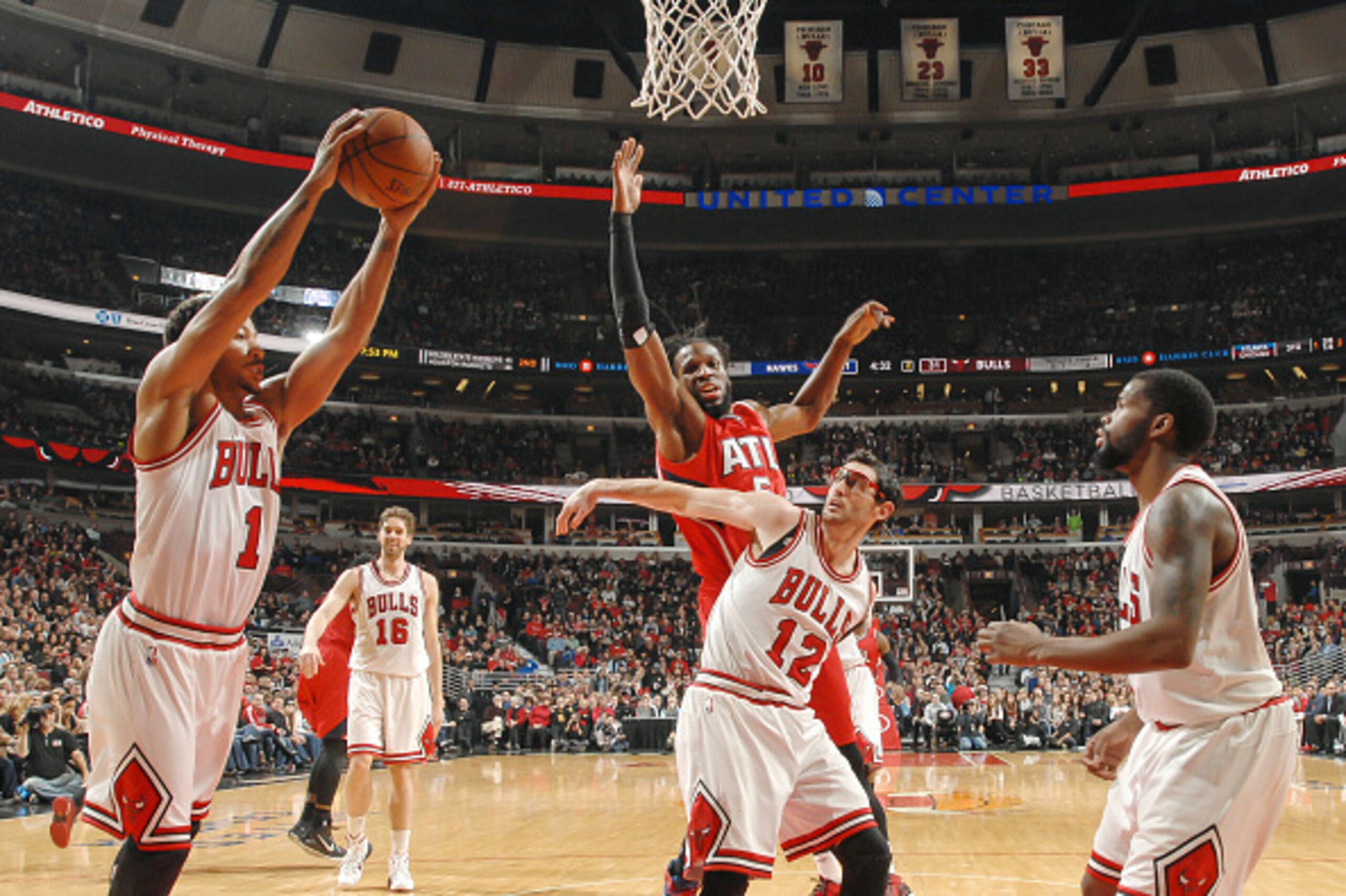 CHICAGO, IL - JANUARY 17:  Kirk Hinrich #12 of the Chicago Bulls blocks out DeMarre Carroll #5 of the Atlanta Hawks as Derrick Rose #1 grabs the rebound during the NBA game on January 17, 2015 at the United Center in Chicago, Illinois. NOTE TO USER: User 