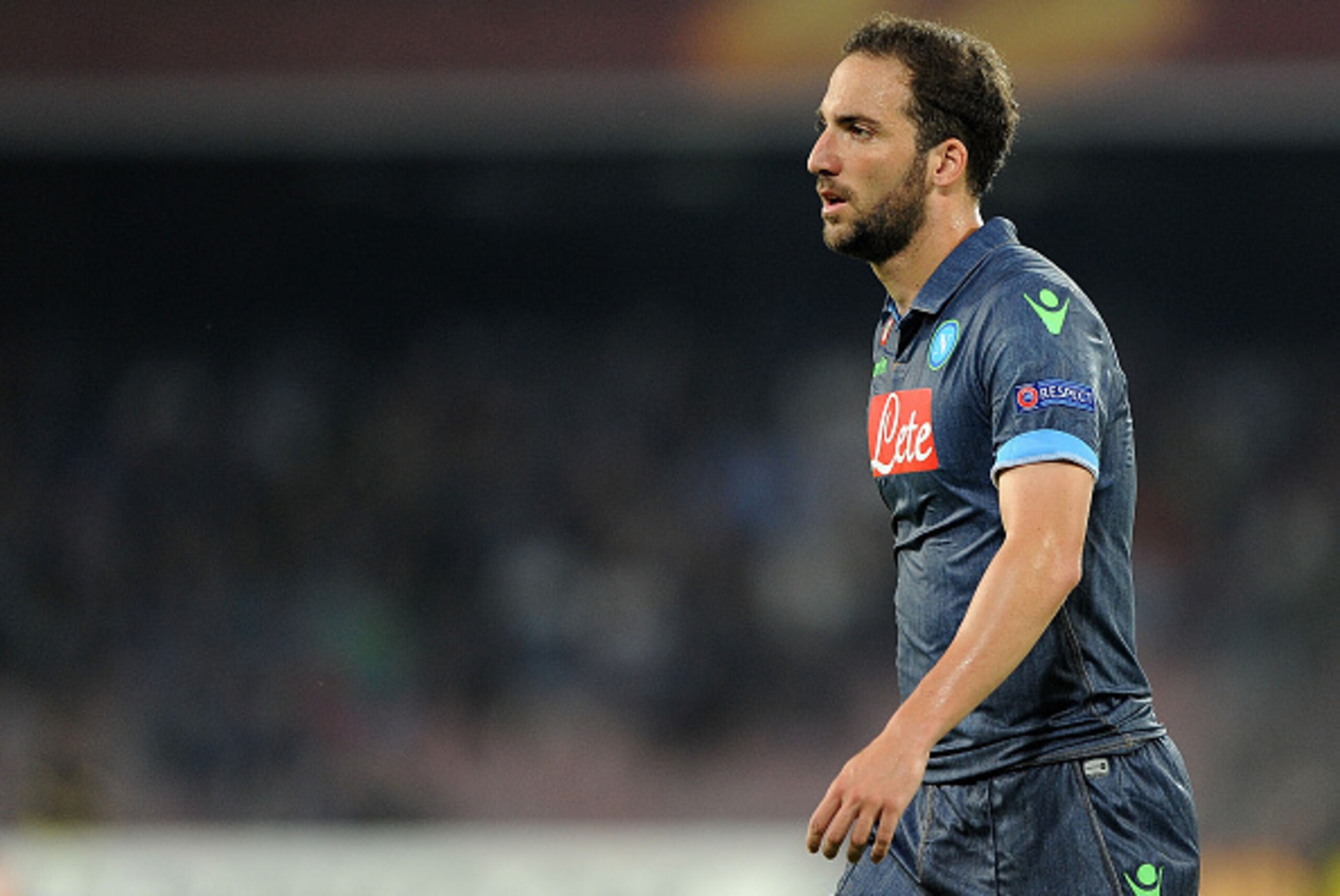 NAPLES, ITALY - MAY 7: Gonzalo Higuain of Napoli in action during the UEFA Europa League Semi Final between SSC Napoli and FC Dnipro Dnipropetrovsk on May 7, 2015 in Naples, Italy.  (Photo by Francesco Pecoraro/Getty Images)