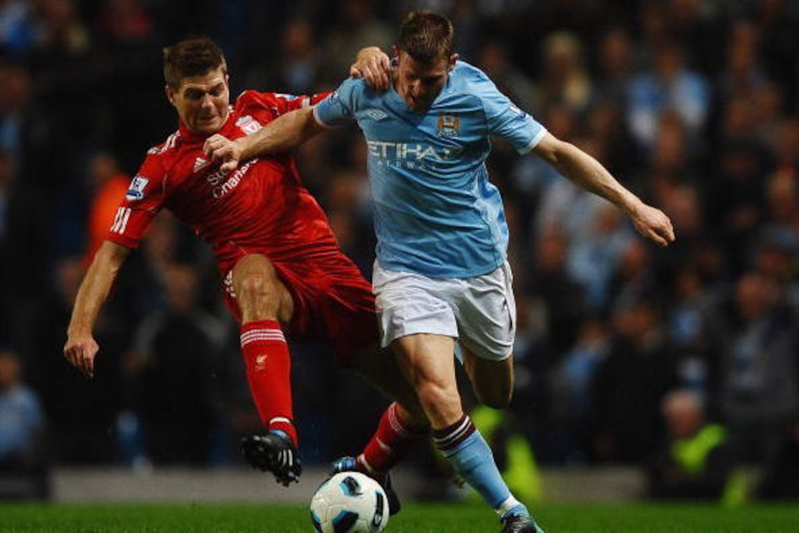 MANCHESTER, ENGLAND - AUGUST 23:  Steven Gerrard of Liverpool battles with James Milner of Manchester City during the Barclays Premier League match between Manchester City and Liverpool at City of Manchester Stadium on August 23, 2010 in Manchester, Engla
