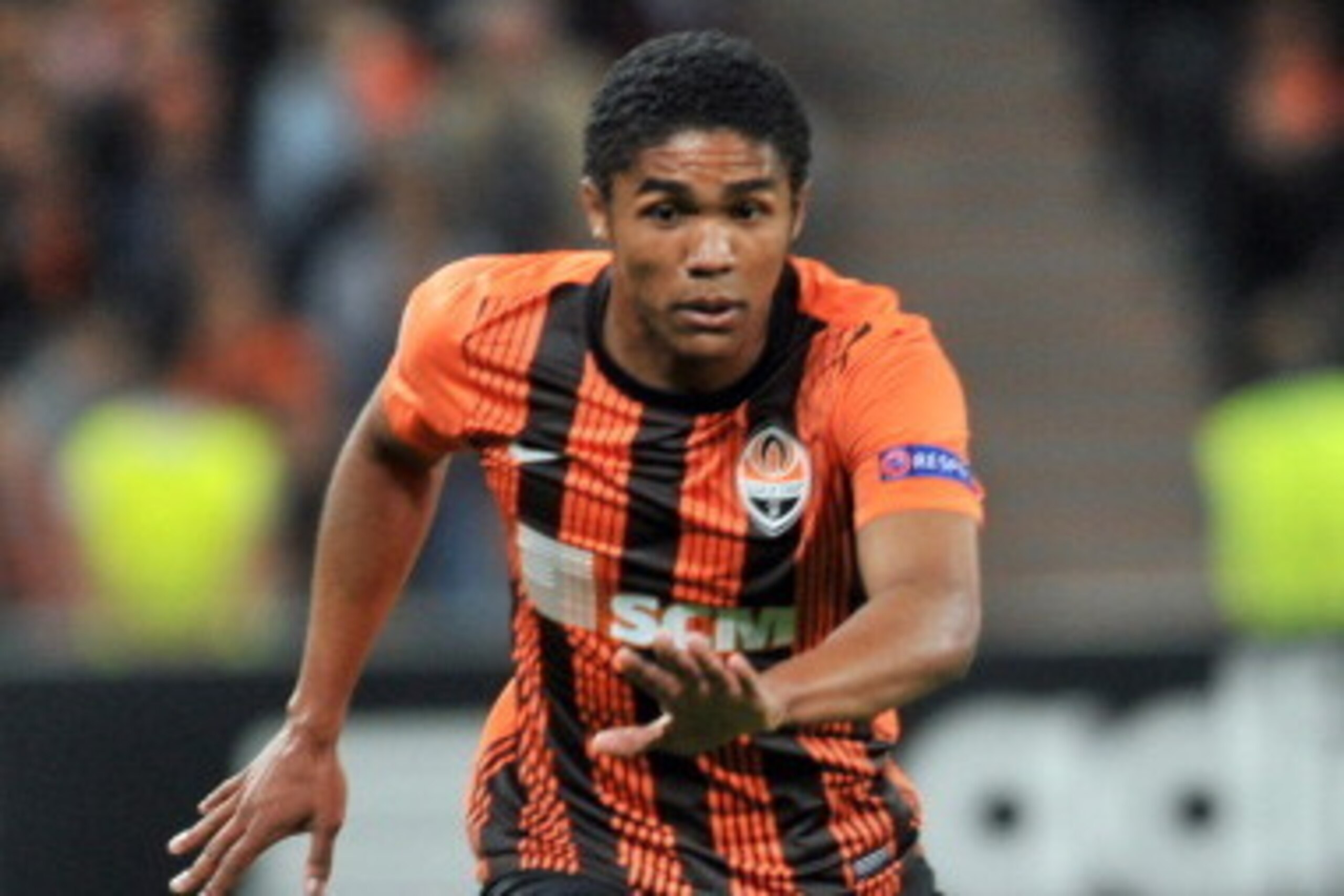 DONETSK, UKRAINE - SEPTEMBER 19:  Douglas Costa of FC Shakhtar Donetsk in action during the UEFA Champions League group stage match between FC Shakhtar Donetsk and FC Nordsjaelland at the Donbass Arena on September 19, 2012 in Donetsk, Ukraine. (Photo by 