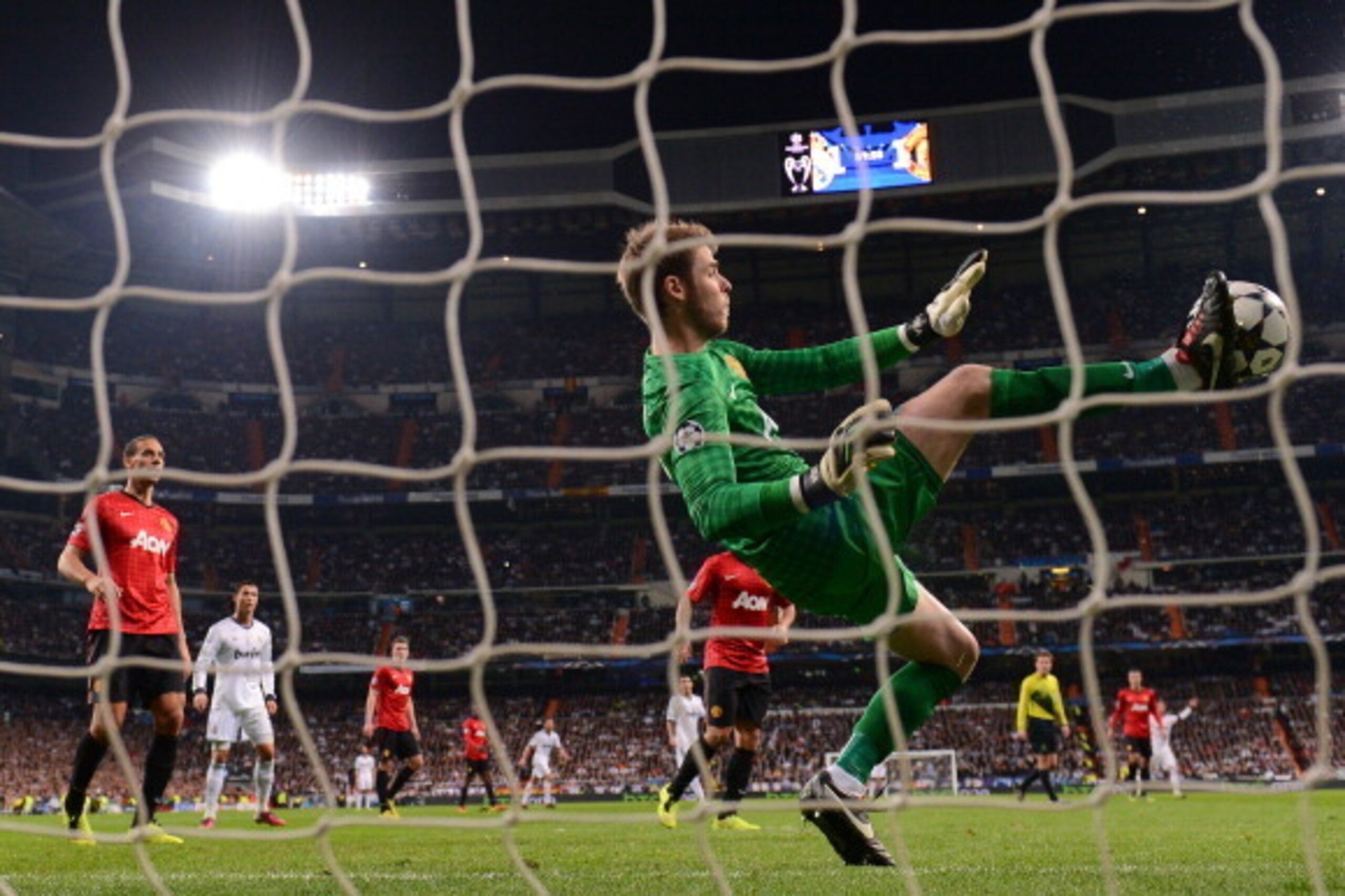 MADRID, SPAIN - FEBRUARY 13:  David De Gea of Manchester United makes a save with his foot during the UEFA Champions League Round of 16 first leg match between Real Madrid and Manchester United at Estadio Santiago Bernabeu on February 13, 2013 in Madrid, 