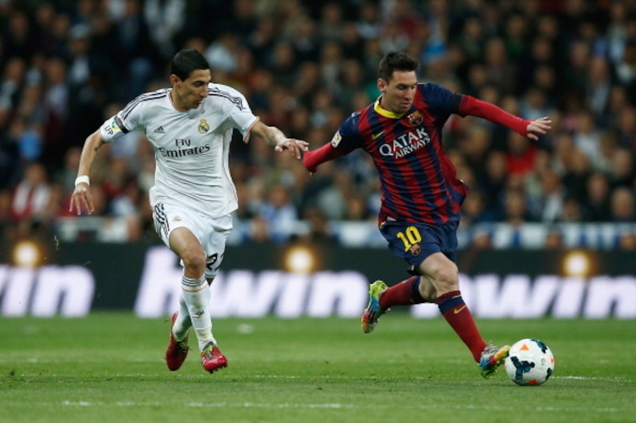 MADRID, SPAIN - MARCH 23: Lionel Messi of Barcelona goes past Angel Di Maria of Real Madrid during the La Liga match between Real Madrid CF and FC Barcelona at the Bernabeu on March 23, 2014 in Madrid, Spain.  (Photo by Gonzalo Arroyo Moreno/Getty Images)