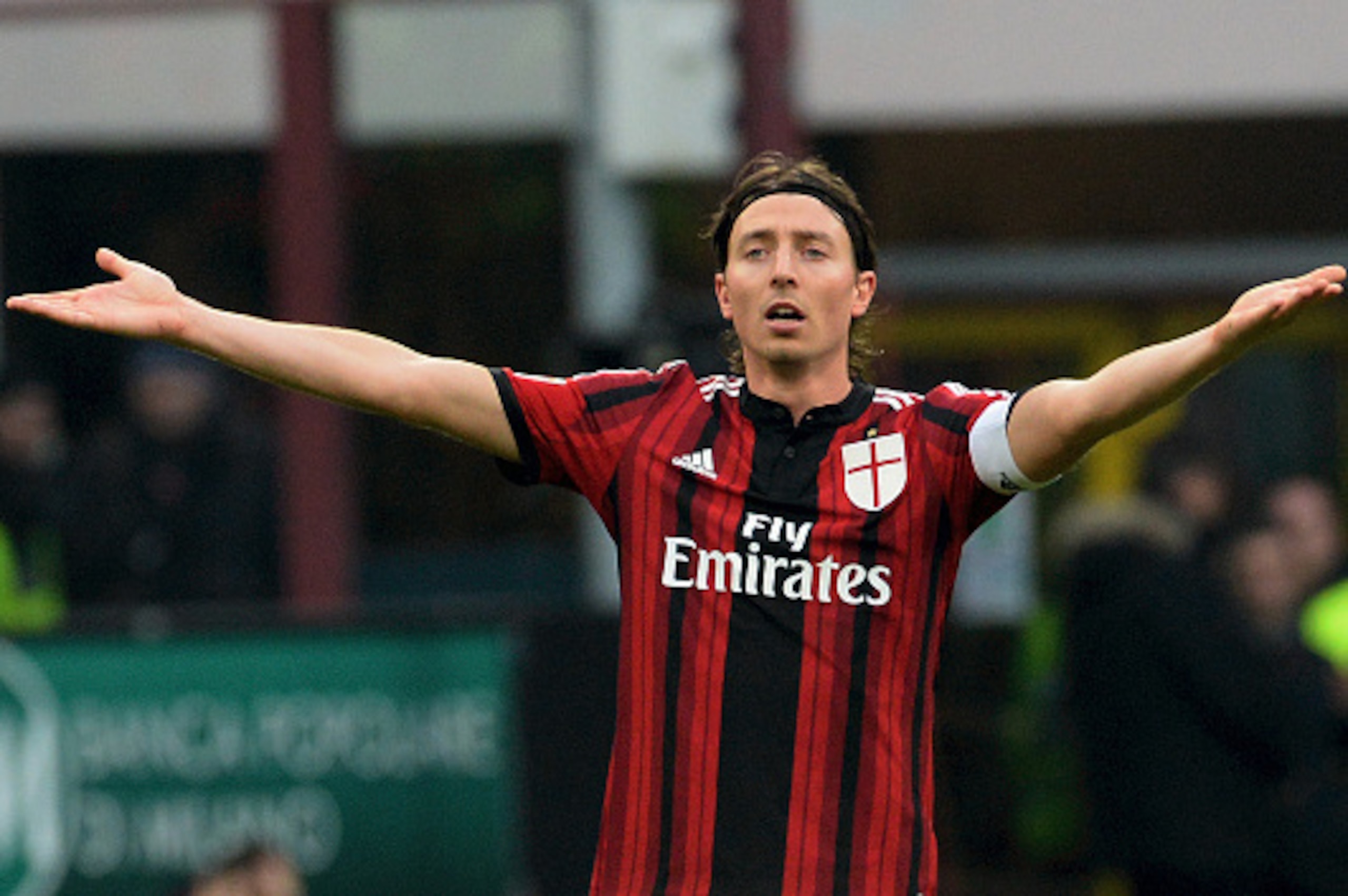 MILAN, ITALY - JANUARY 18:  Riccardo Montolivo of AC Milan gesticulates during  the Serie A match between AC Milan and Atalanta BC at Stadio Giuseppe Meazza on January 18, 2015 in Milan, Italy.  (Photo by Pier Marco Tacca/Getty Images)