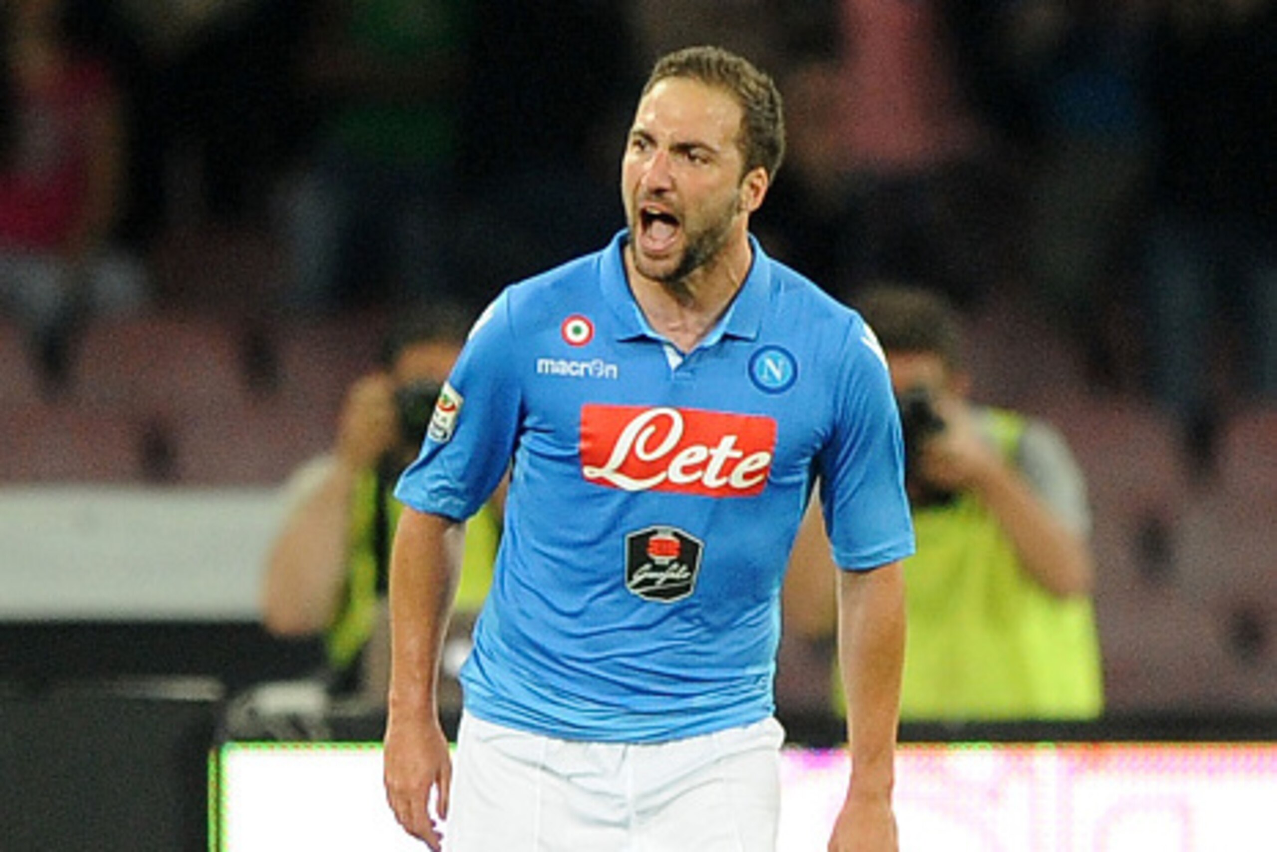 NAPLES, ITALY - MAY 31:  Gonzalo Higuain of Napoli celebrates after scoring goal 2-2 during the Serie A match between SSC Napoli and SS Lazio at Stadio San Paolo on May 31, 2015 in Naples, Italy.  (Photo by Getty Images/Getty Images)