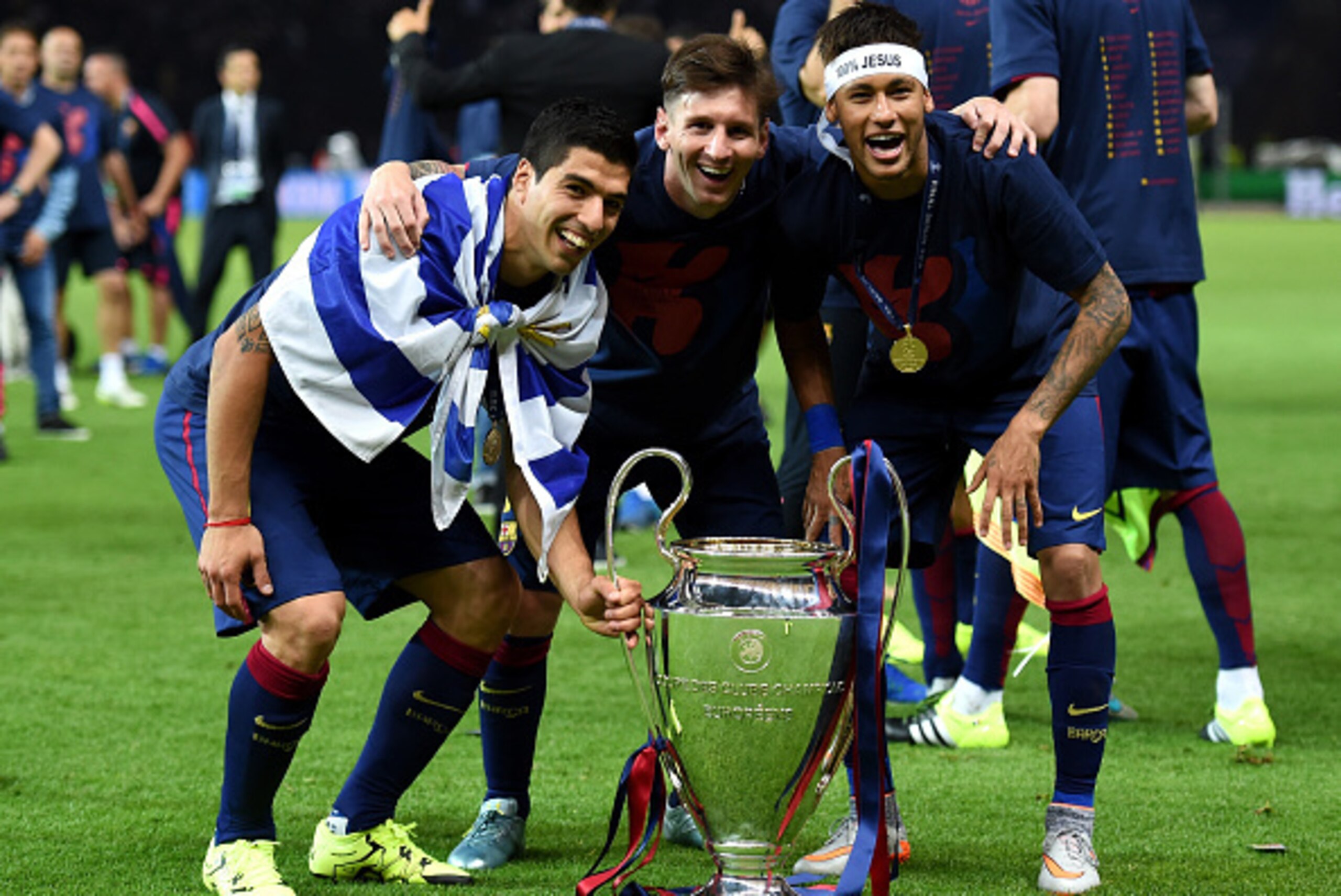 BERLIN, GERMANY - JUNE 06:  (L-R) Luis Suarez, Lionel Messi and Neymar of Barcelona celebrate with the trophy after the UEFA Champions League Final between Juventus and FC Barcelona at Olympiastadion on June 6, 2015 in Berlin, Germany.  (Photo by Matthias