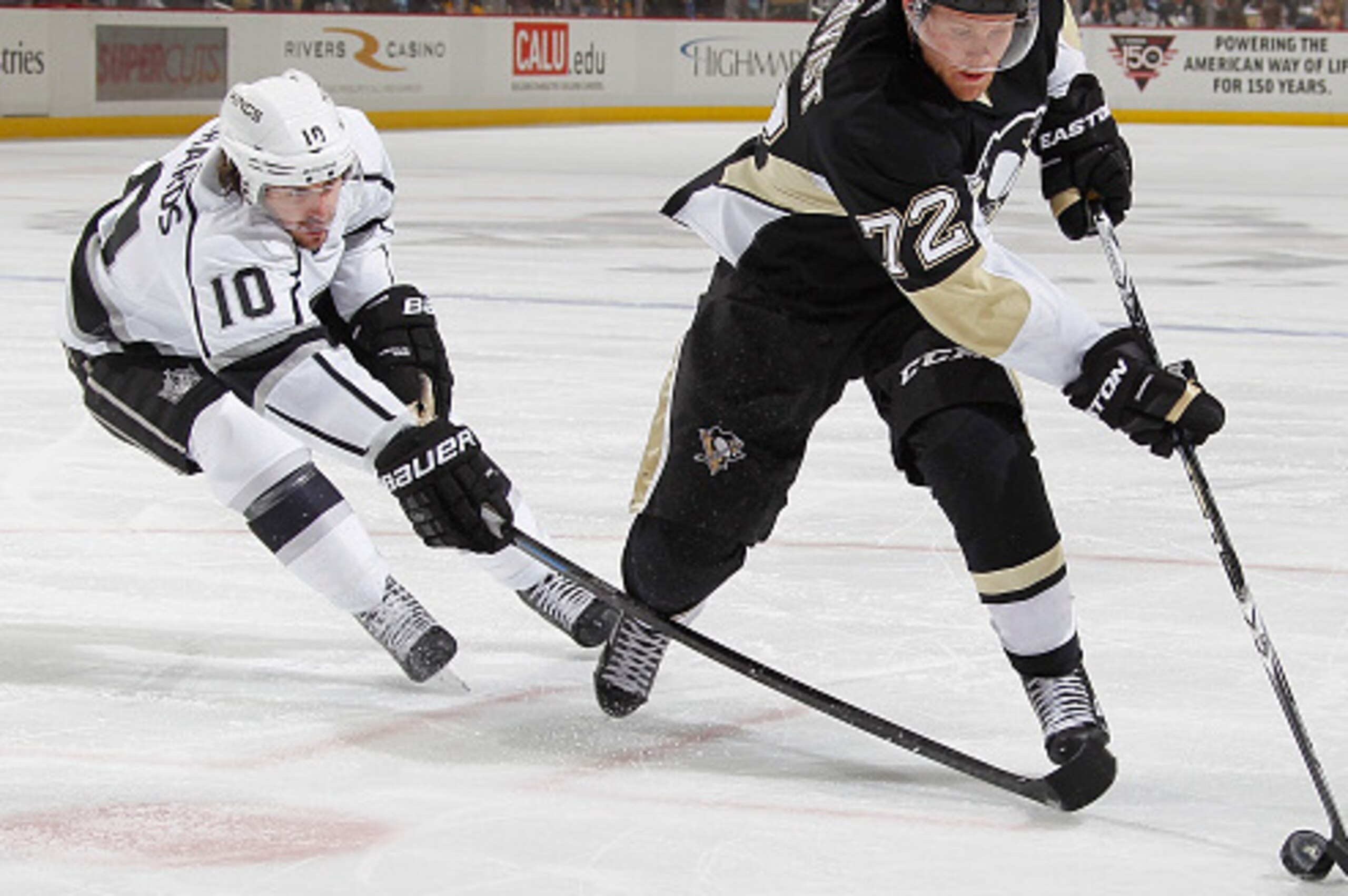 PITTSBURGH, PA - OCTOBER 30:  Patric Hornqvist #72 of the Pittsburgh Penguins gets past the defense of Mike Richards #10 of the Los Angeles Kings at Consol Energy Center on October 30, 2014 in Pittsburgh, Pennsylvania.  (Photo by Gregory Shamus/NHLI via G
