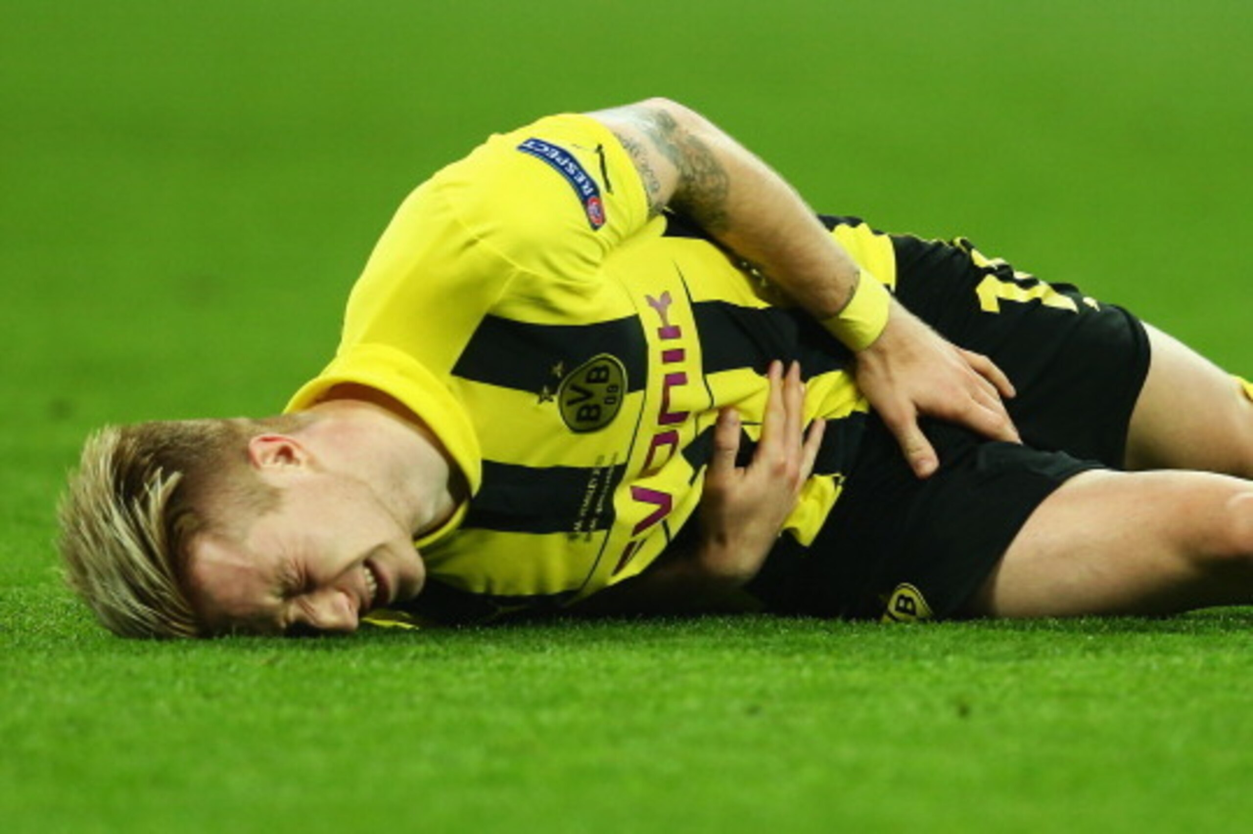 LONDON, ENGLAND - MAY 25: Marco Reus of Borussia Dortmund is injured during the UEFA Champions League final match between Borussia Dortmund and FC Bayern Muenchen at Wembley Stadium on May 25, 2013 in London, United Kingdom. (Photo by Alex Grimm/Getty I LONDON, ENGLAND - MAY 25: Marco Reus of Borussia Dortmund is injured during the UEFA Champions League final match between Borussia Dortmund and FC Bayern Muenchen at Wembley Stadium on May 25, 2013 in London, United Kingdom. (Photo by Alex Grimm/Getty I