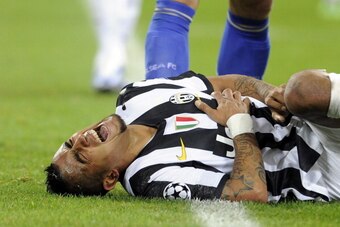 TURIN, ITALY - NOVEMBER 20:  Arturo Vidal of Juventus FC injured during the UEFA Champions League Group E match between Juventus and Chelsea FC at Juventus Arena on November 20, 2012 in Turin, Italy.  (Photo by Claudio Villa/Getty Images)