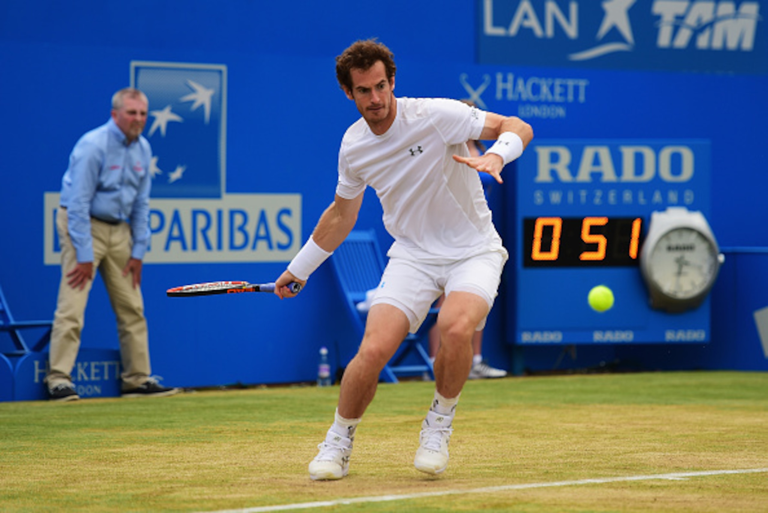 LONDON, ENGLAND - JUNE 21: Andy Murray of Great Britain plays a forehand in his men's singles final match against Kevin Anderson of South Africa during day seven of the Aegon Championships at Queen's Club on June 21, 2015 in London, England. (Photo by S LONDON, ENGLAND - JUNE 21: Andy Murray of Great Britain plays a forehand in his men's singles final match against Kevin Anderson of South Africa during day seven of the Aegon Championships at Queen's Club on June 21, 2015 in London, England. (Photo by S