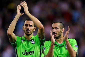 MADRID, SPAIN - OCTOBER 01:  Leonardo Bonucci (L) and Giorgio Chiellini of Juventus applaud Juventus fans after losing 1-0 to Clun Atletico de Madrid during the UEFA Champions League Group A match between Club Atletico de Madrid and Juventus at Vicente Ca