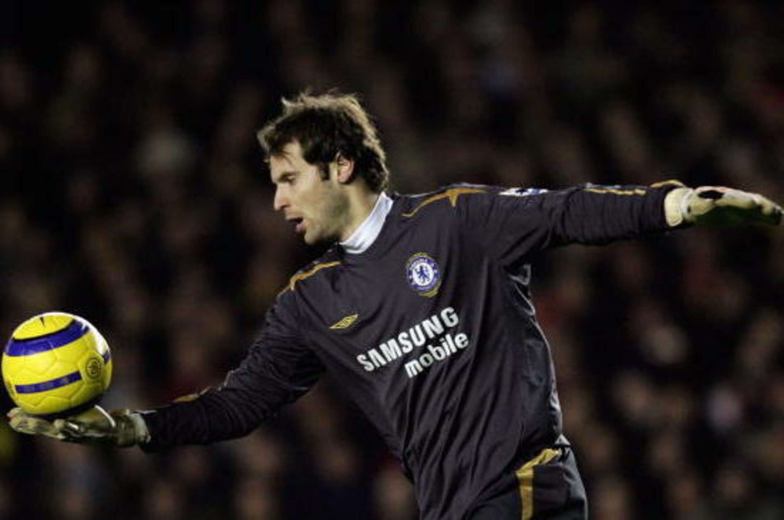 LONDON - DECEMBER 18:  Petr Cech of Chelsea in action during the Barclays Premiership match between Arsenal and Chelsea at Highbury on December 18, 2005 in London, England.  (Photo by Ben Radford/Getty Images)