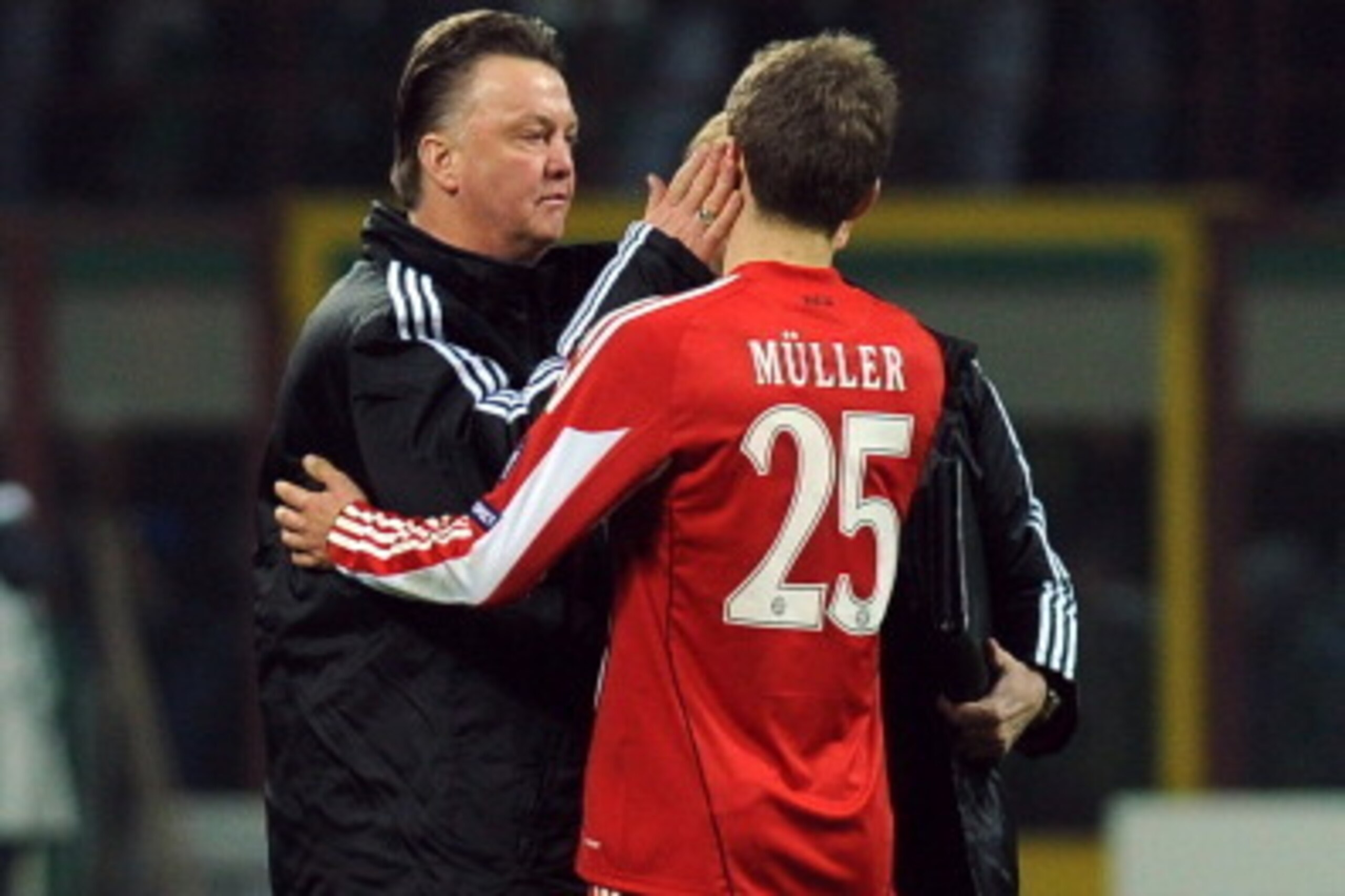 MILAN, ITALY - FEBRUARY 23:  FC Bayern Muenchen head coach Louis van Gaal (L) and Thomas Mueller celebrate their victory at the end of the UEFA Champions League round of 16 first leg match between Inter Milan v FC Bayern Muenchen on February 23, 2011 in M