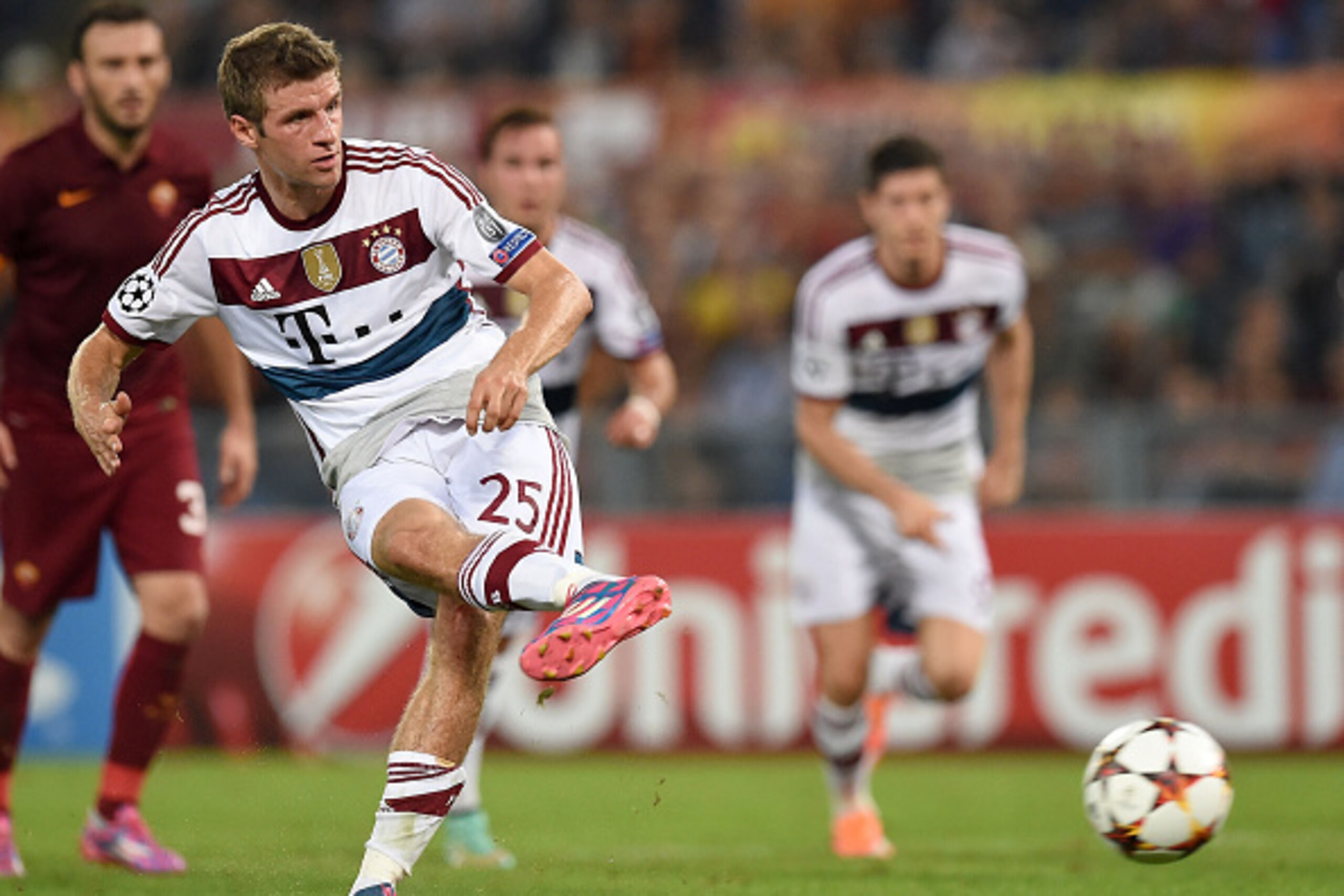 ROME, ITALY - OCTOBER 21:  Thomas Muller of FC Bayern Muenchen  takes the penalty and scores the goal 0-5 during the UEFA Champions League match between AS Roma and FC Bayern Muenchen at Stadio Olimpico on October 21, 2014 in Rome, Italy.  (Photo by Giuse