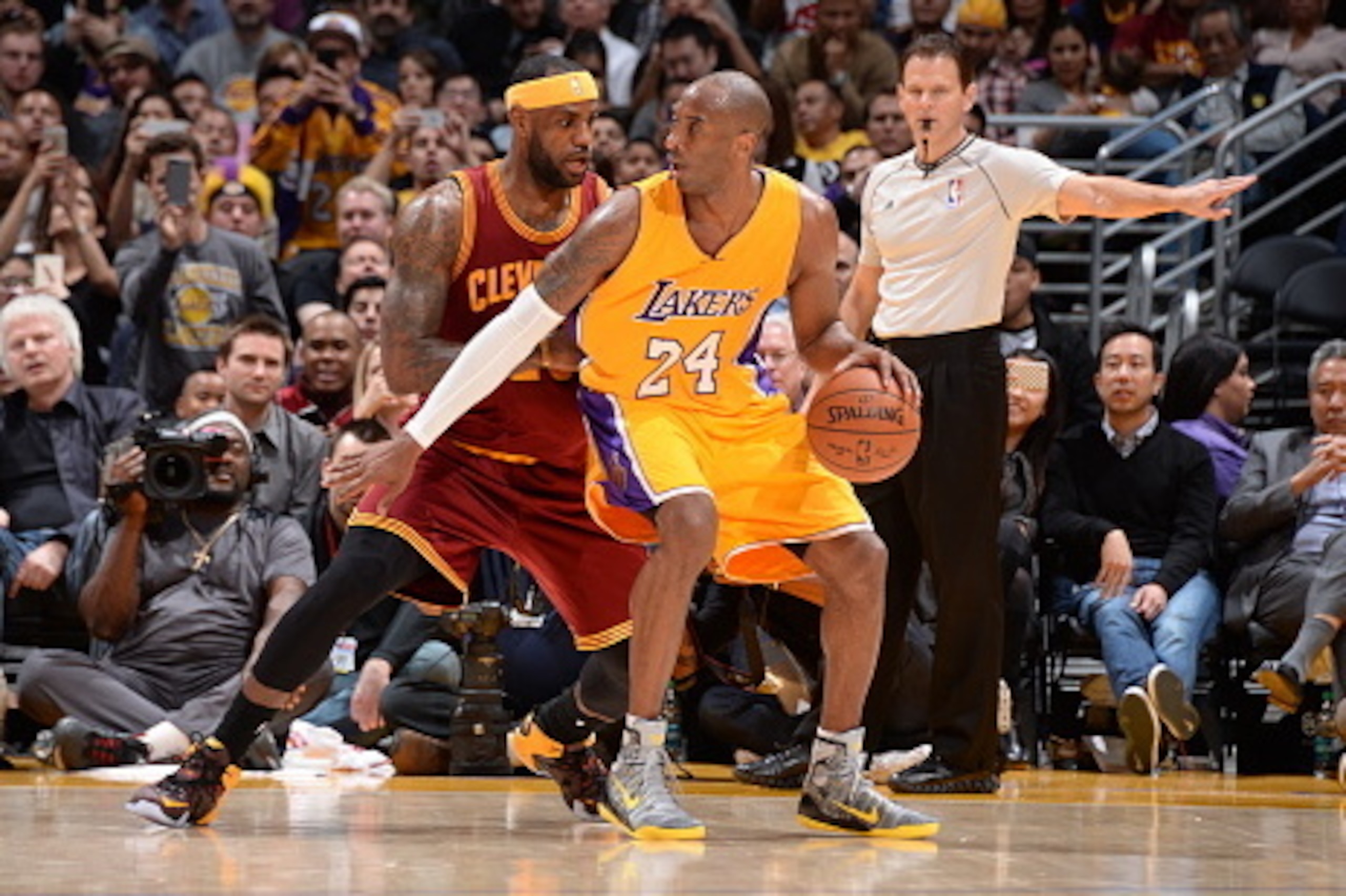 LOS ANGELES, CA - JANUARY 15:  Kobe Bryant #24 of the Los Angeles Lakers handles the ball against LeBron James #23 of the Cleveland Cavaliers on January 15, 2015 at Staples Center in Los Angeles, California. NOTE TO USER: User expressly acknowledges and a
