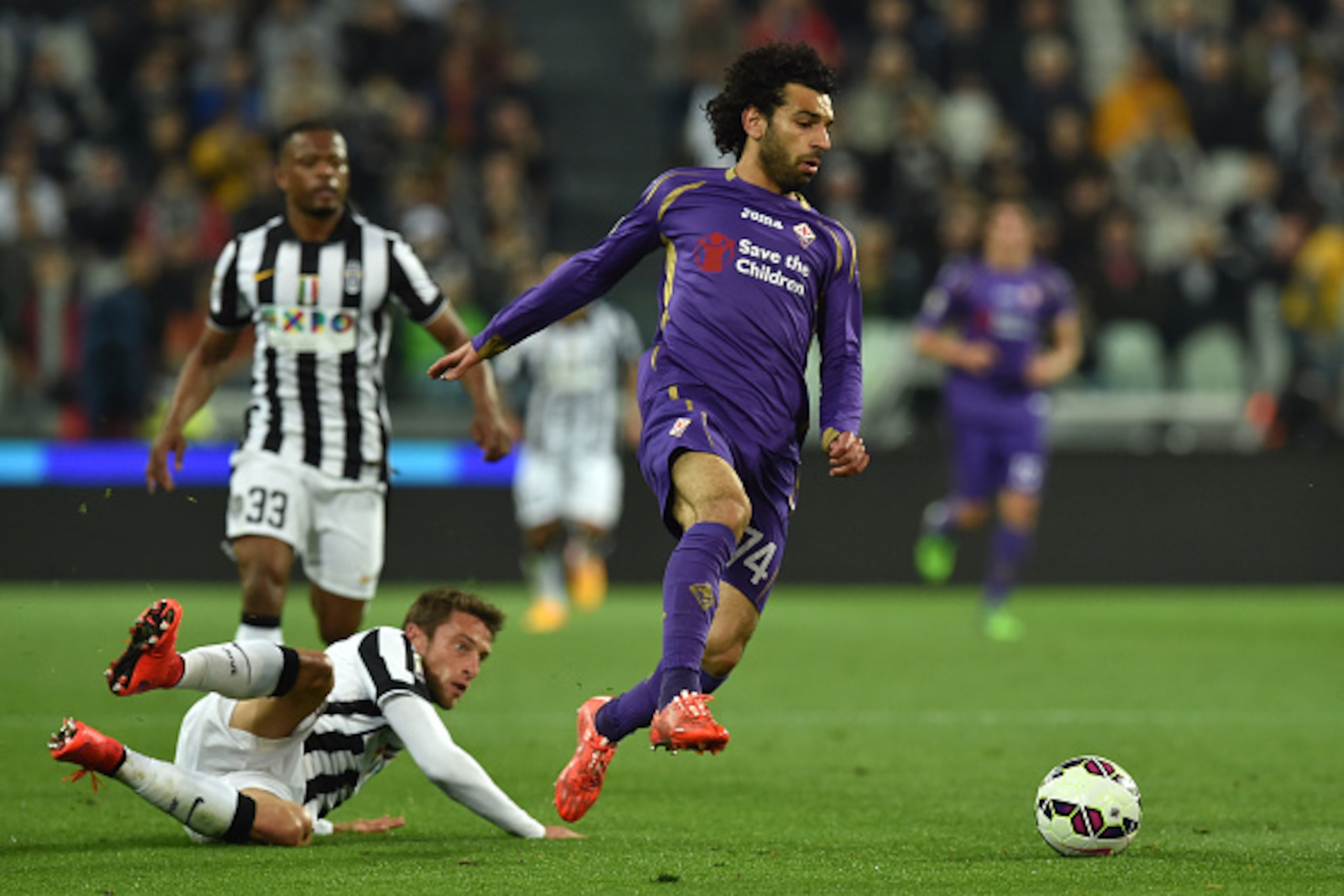 TURIN, ITALY - APRIL 29: Claudio Marchisio (L) of Juventus FC tackles Mohamed Salah of ACF Fiorentina during the Serie A match between Juventus FC and ACF Fiorentina at Juventus Arena on April 29, 2015 in Turin, Italy. (Photo by Valerio Pennicino/Getty TURIN, ITALY - APRIL 29: Claudio Marchisio (L) of Juventus FC tackles Mohamed Salah of ACF Fiorentina during the Serie A match between Juventus FC and ACF Fiorentina at Juventus Arena on April 29, 2015 in Turin, Italy. (Photo by Valerio Pennicino/Getty
