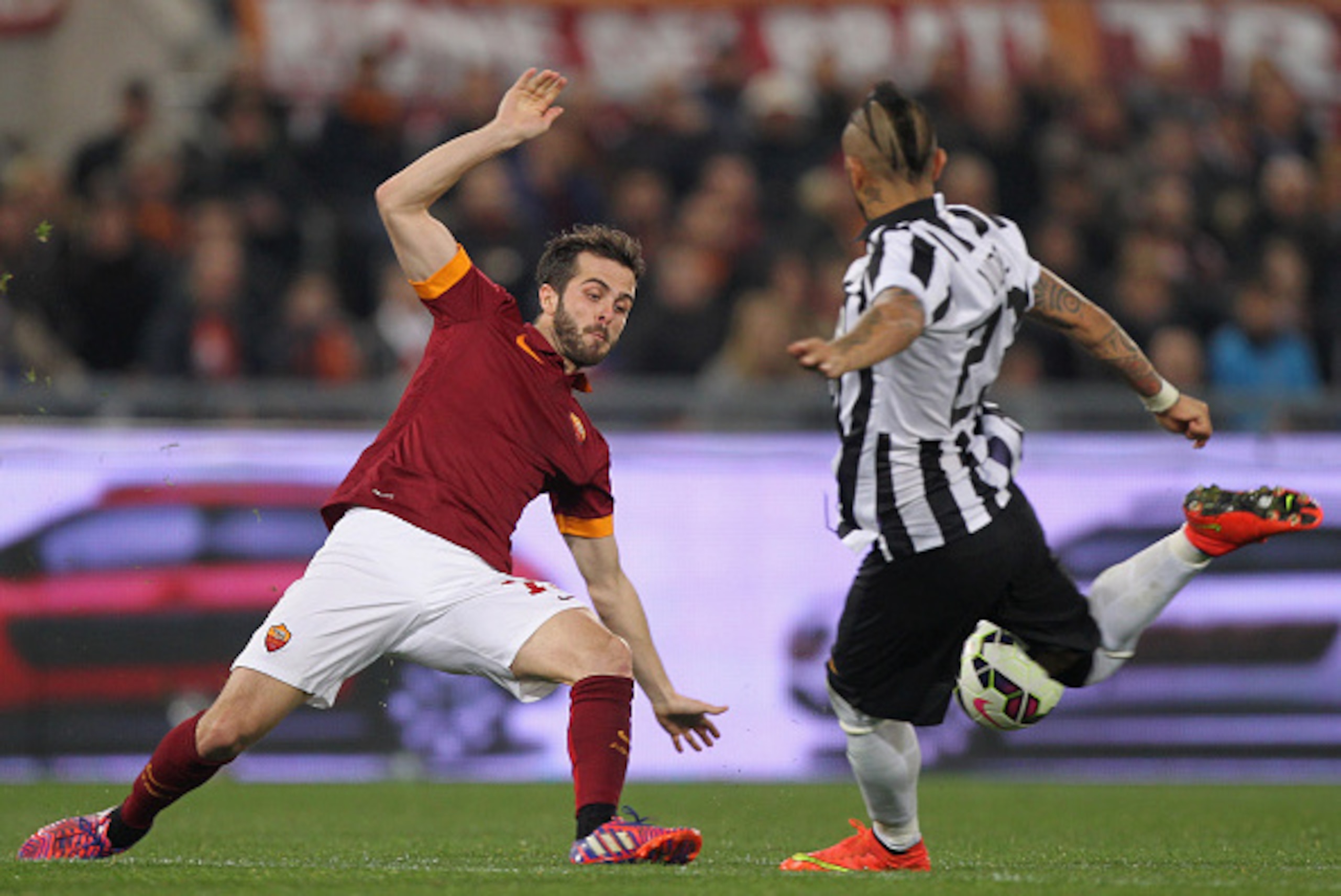 ROME, ITALY - MARCH 02: Arturo Vidal (R) of Juventus FC competes for the ball with Miralem Pjanic of AS Roma during the Serie A match between AS Roma and Juventus FC at Stadio Olimpico on March 2, 2015 in Rome, Italy. (Photo by Paolo Bruno/Getty Images) ROME, ITALY - MARCH 02: Arturo Vidal (R) of Juventus FC competes for the ball with Miralem Pjanic of AS Roma during the Serie A match between AS Roma and Juventus FC at Stadio Olimpico on March 2, 2015 in Rome, Italy. (Photo by Paolo Bruno/Getty Images)