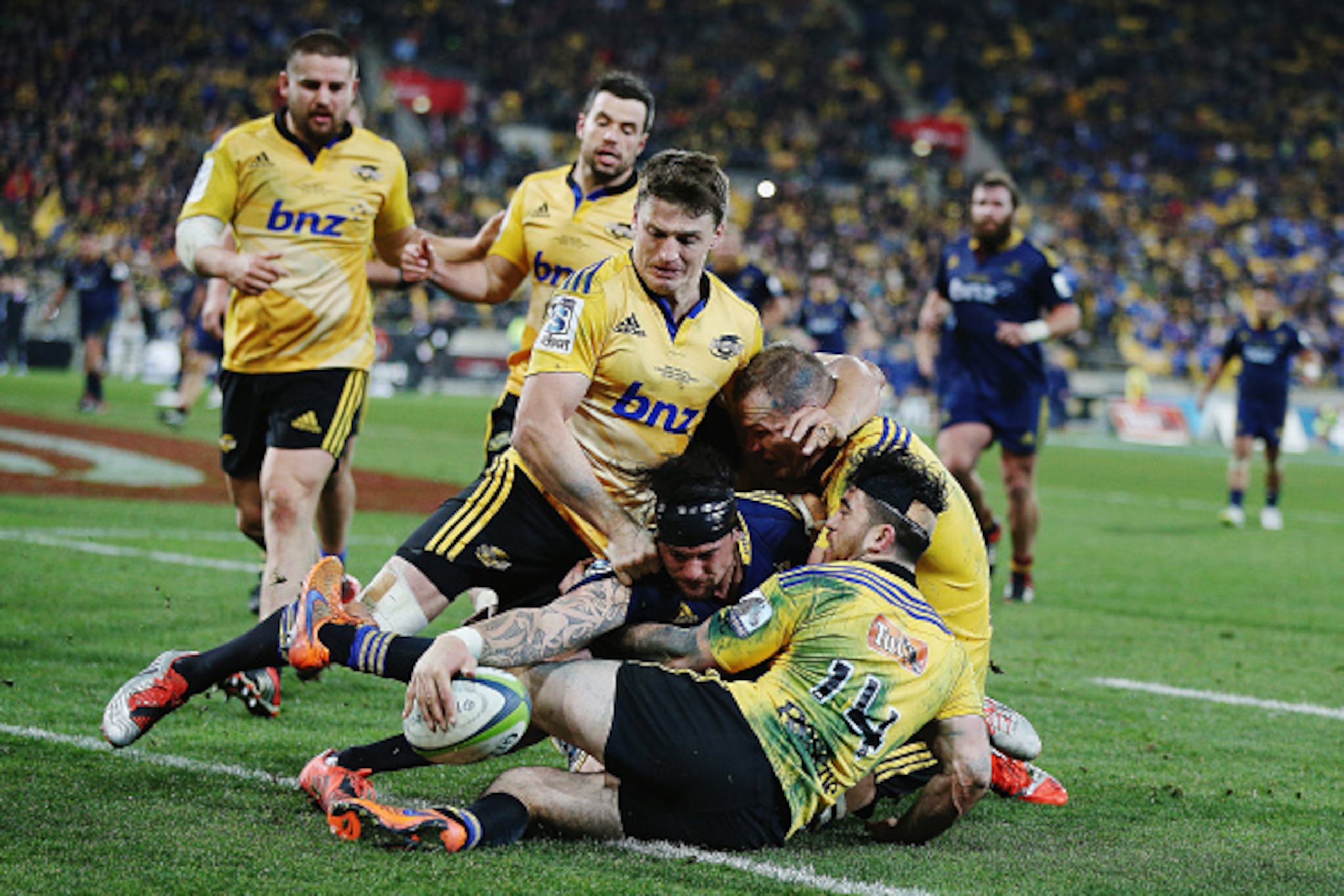 WELLINGTON, NEW ZEALAND - JULY 04: Elliot Dixon of the Highlanders dives over to score a try during the Super Rugby Final match between the Hurricanes and the Highlanders at Westpac Stadium on July 4, 2015 in Wellington, New Zealand.  (Photo by Hannah Pet