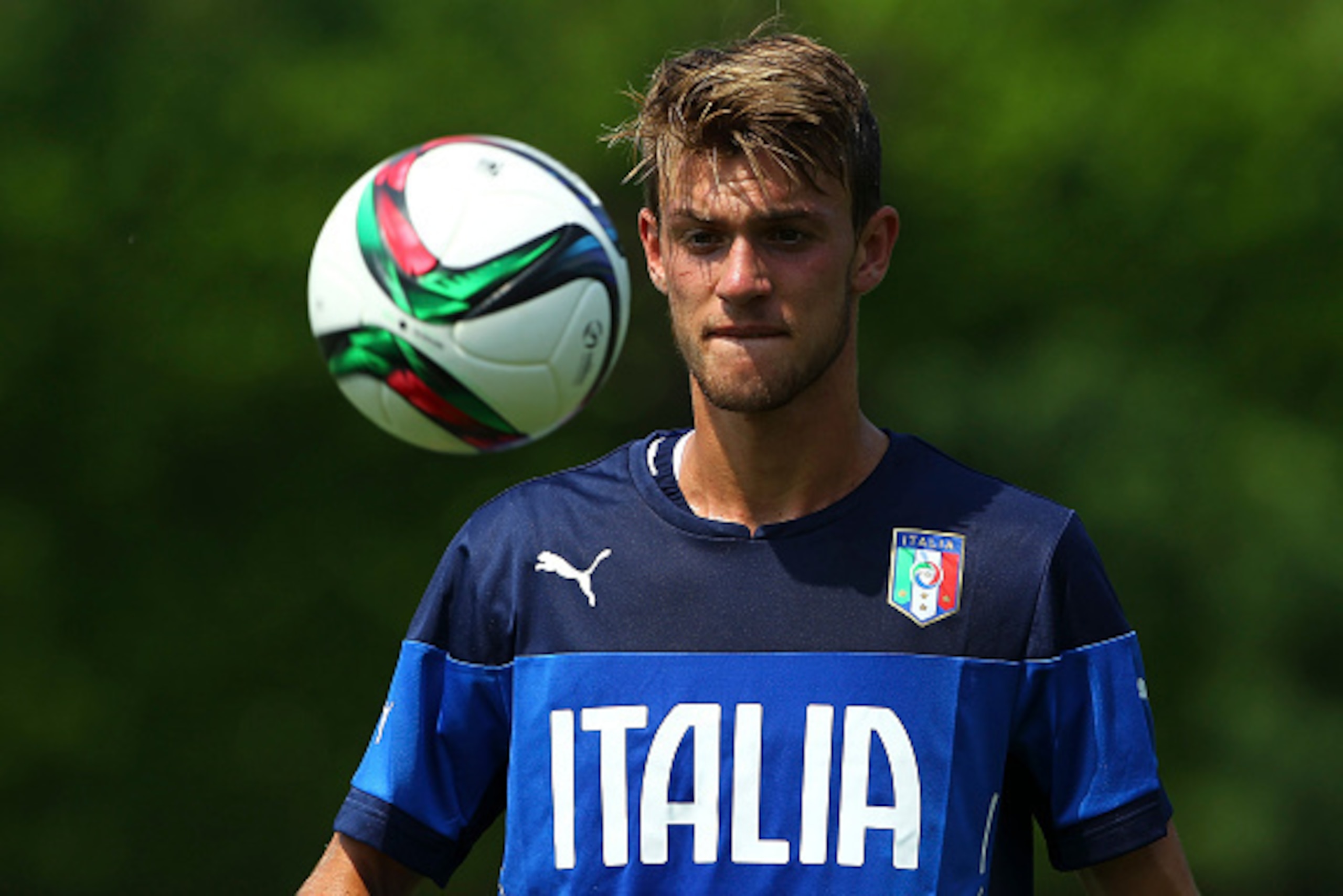 COMO, ITALY - JUNE 04:  Daniele Rugani of Italy U21 controls the ball during Italy U21 training session at the club's training ground on June 4, 2015 in Appiano Gentile Como, Italy.  (Photo by Marco Luzzani/Getty Images)