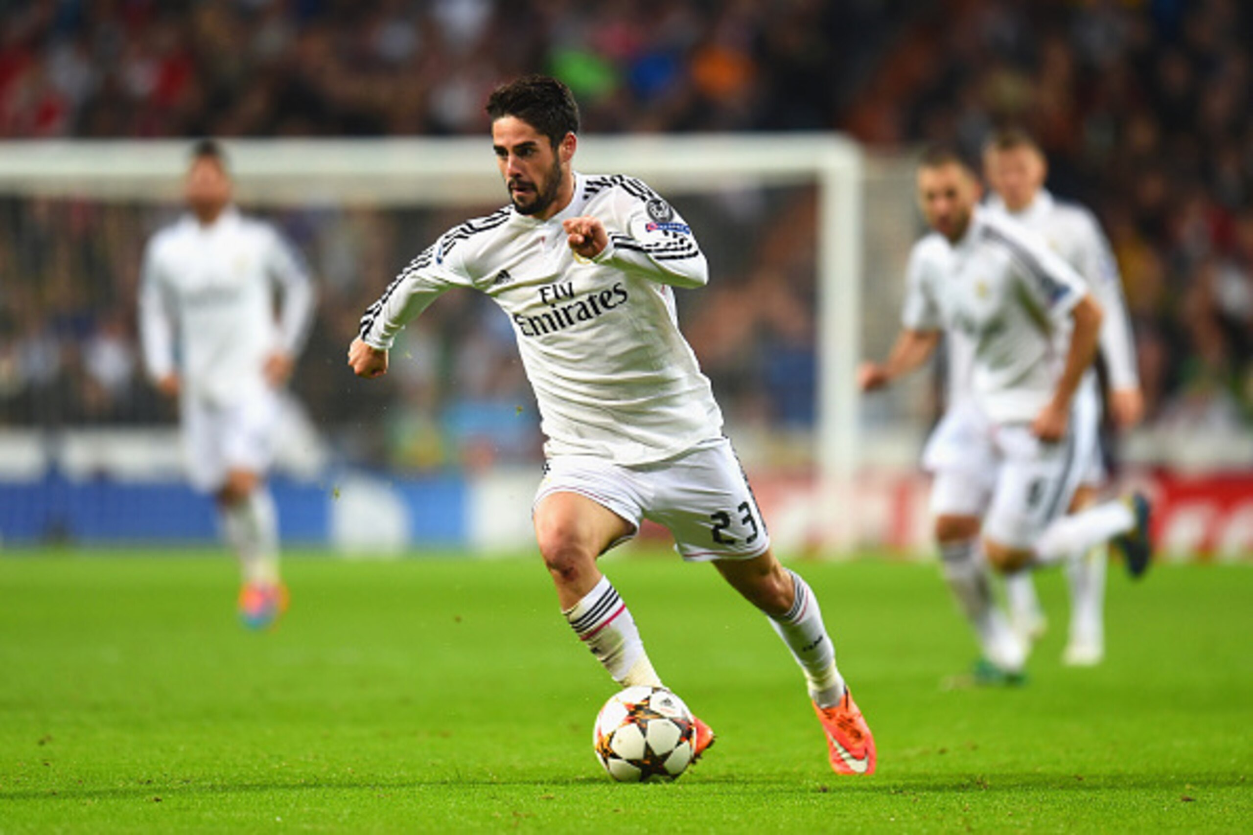 MADRID, SPAIN - NOVEMBER 04: Isco of Real Madrid CF on the ball during the UEFA Champions League Group B match between Real Madrid CF and Liverpool FC at Estadio Santiago Bernabeu on November 4, 2014 in Madrid, Spain.  (Photo by Shaun Botterill/Getty Imag