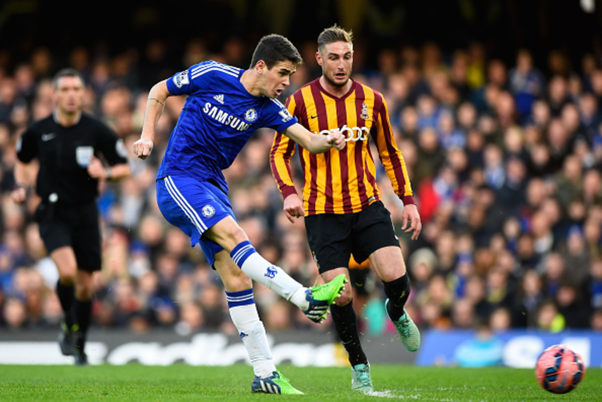 LONDON, ENGLAND - JANUARY 24:  Oscar of Chelsea takes a shot on goal during the FA Cup Fourth Round match between Chelsea and Bradford City at Stamford Bridge on January 24, 2015 in London, England.  (Photo by Mike Hewitt/Getty Images)