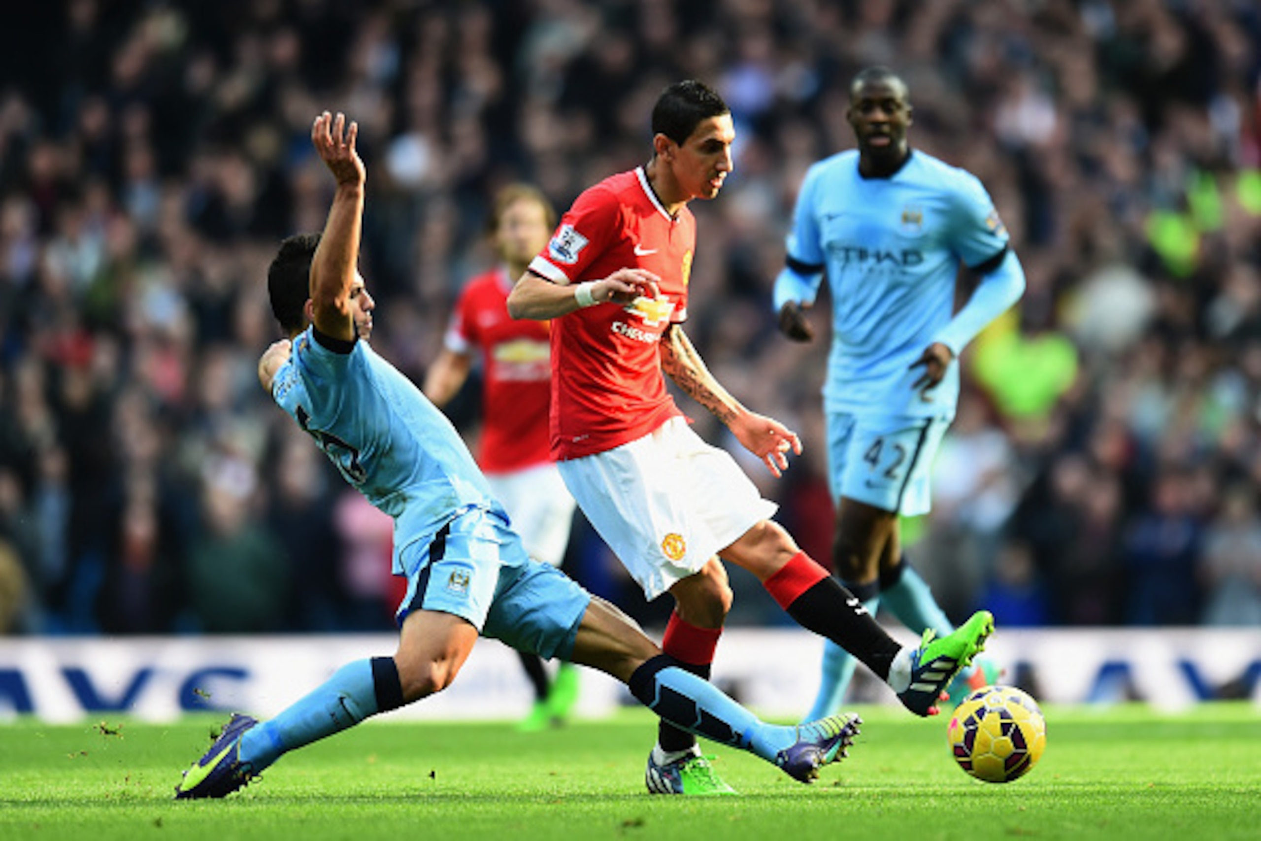 MANCHESTER, ENGLAND - NOVEMBER 02: Sergio Aguero of Manchester City tackles Angel di Maria of Manchester United during the Barclays Premier League match between Manchester City and Manchester United at Etihad Stadium on November 2, 2014 in Manchester, En MANCHESTER, ENGLAND - NOVEMBER 02: Sergio Aguero of Manchester City tackles Angel di Maria of Manchester United during the Barclays Premier League match between Manchester City and Manchester United at Etihad Stadium on November 2, 2014 in Manchester, En