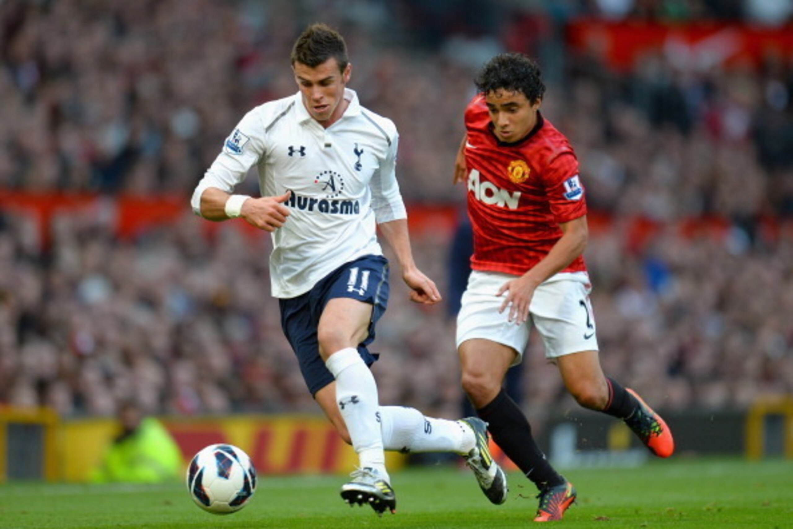 MANCHESTER, ENGLAND - SEPTEMBER 29:  Gareth Bale of Tottenham Hotspur is closed down by Rafael Da Silva of Manchester United during the Barclays Premier League match between Manchester United and Tottenham Hotspur at Old Trafford on September 29, 2012 in 