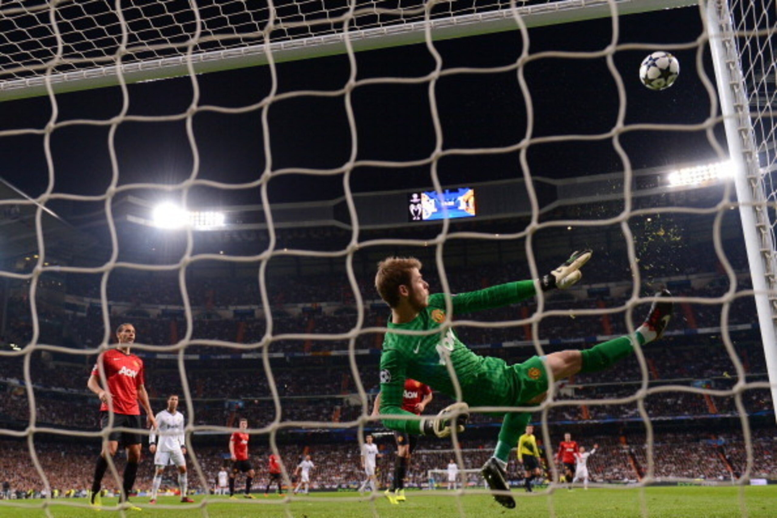 MADRID, SPAIN - FEBRUARY 13: David De Gea of Manchester United makes a save with his foot during the UEFA Champions League Round of 16 first leg match between Real Madrid and Manchester United at Estadio Santiago Bernabeu on February 13, 2013 in Madrid, MADRID, SPAIN - FEBRUARY 13: David De Gea of Manchester United makes a save with his foot during the UEFA Champions League Round of 16 first leg match between Real Madrid and Manchester United at Estadio Santiago Bernabeu on February 13, 2013 in Madrid,