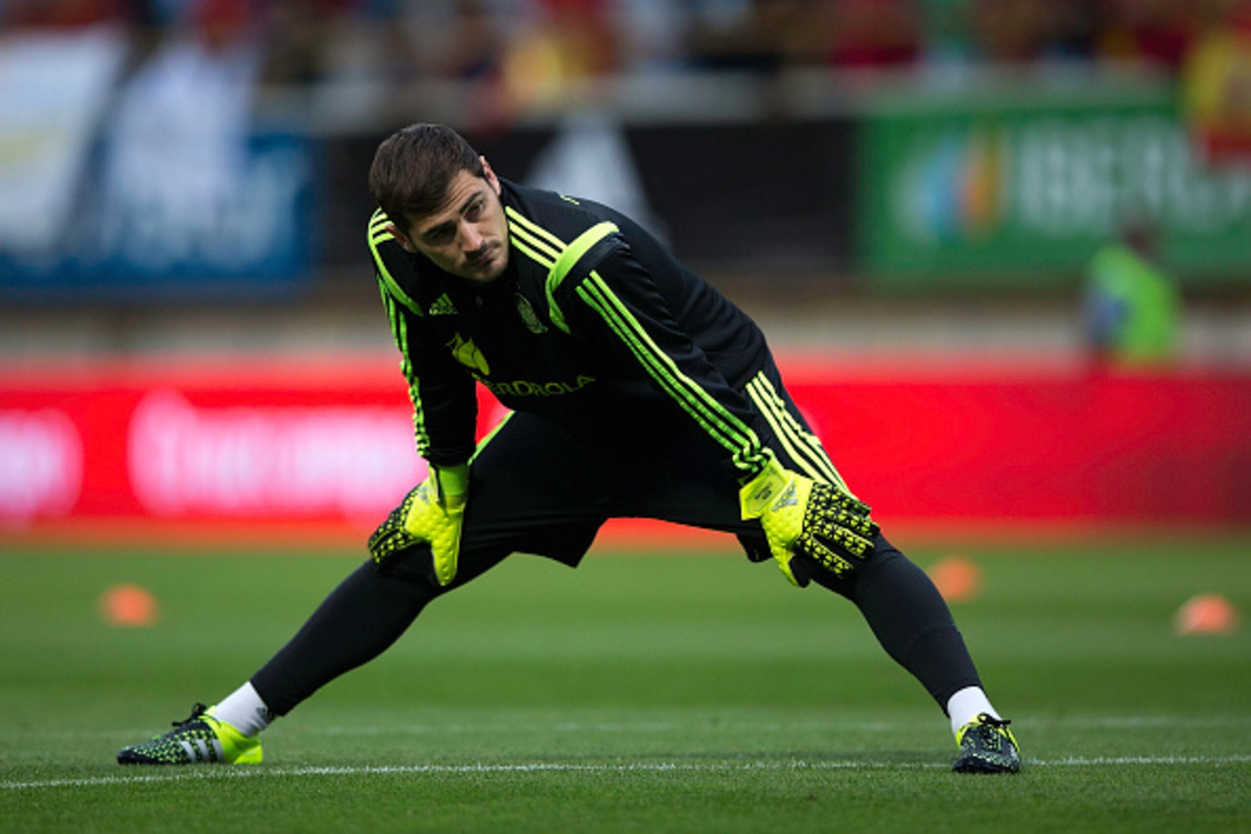 LEON, SPAIN - JUNE 11: Goalkeeper Iker Casillas of Spain warms up before the international friendly match between Spain and Costa Rica at Reino de Leon Stadium on June 11, 2015 in Leon, Spain. (Photo by Gonzalo Arroyo Moreno/Getty Images) LEON, SPAIN - JUNE 11: Goalkeeper Iker Casillas of Spain warms up before the international friendly match between Spain and Costa Rica at Reino de Leon Stadium on June 11, 2015 in Leon, Spain. (Photo by Gonzalo Arroyo Moreno/Getty Images)